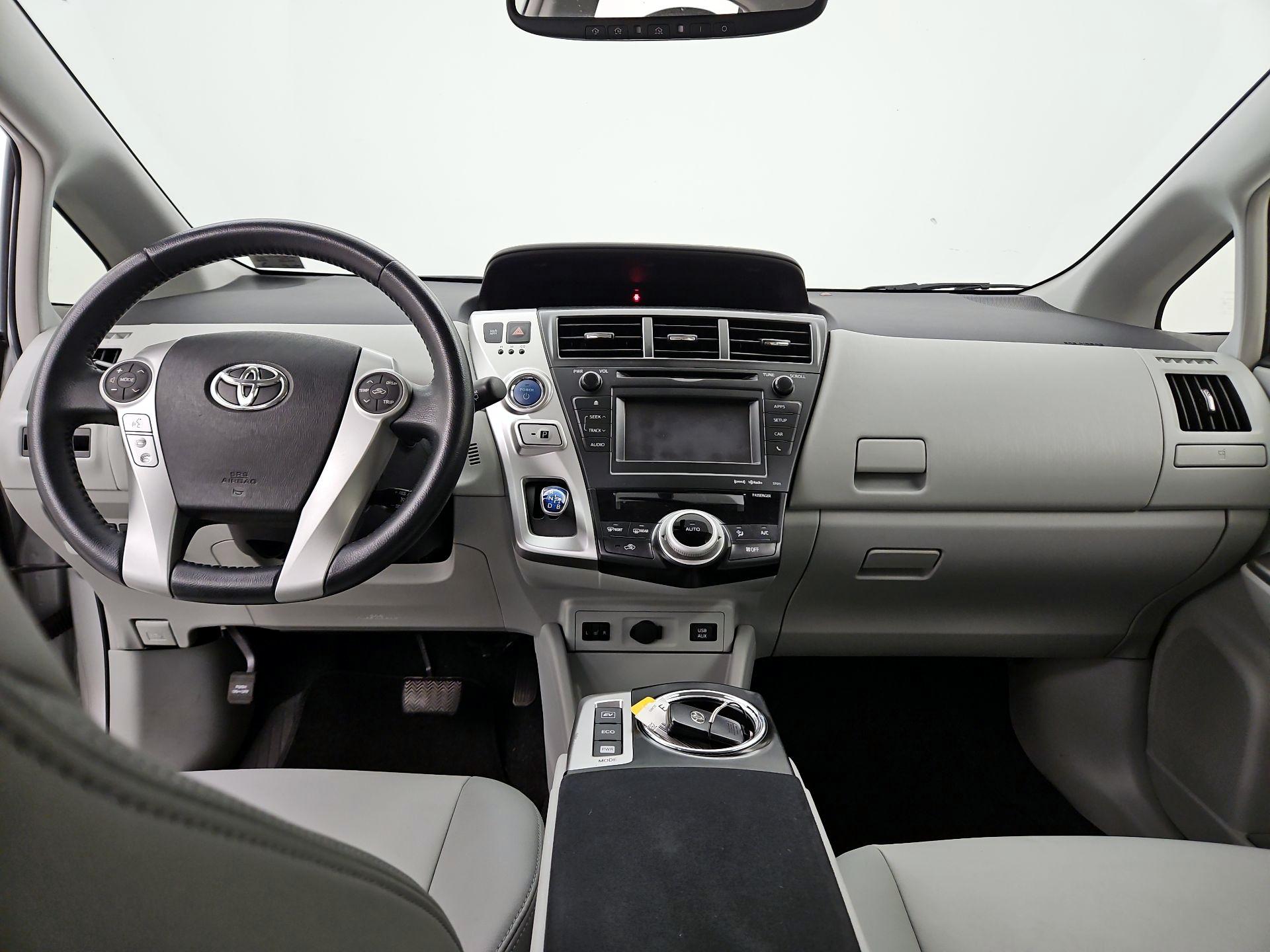 Thumbnail: 2014 Toyota Prius v - 9