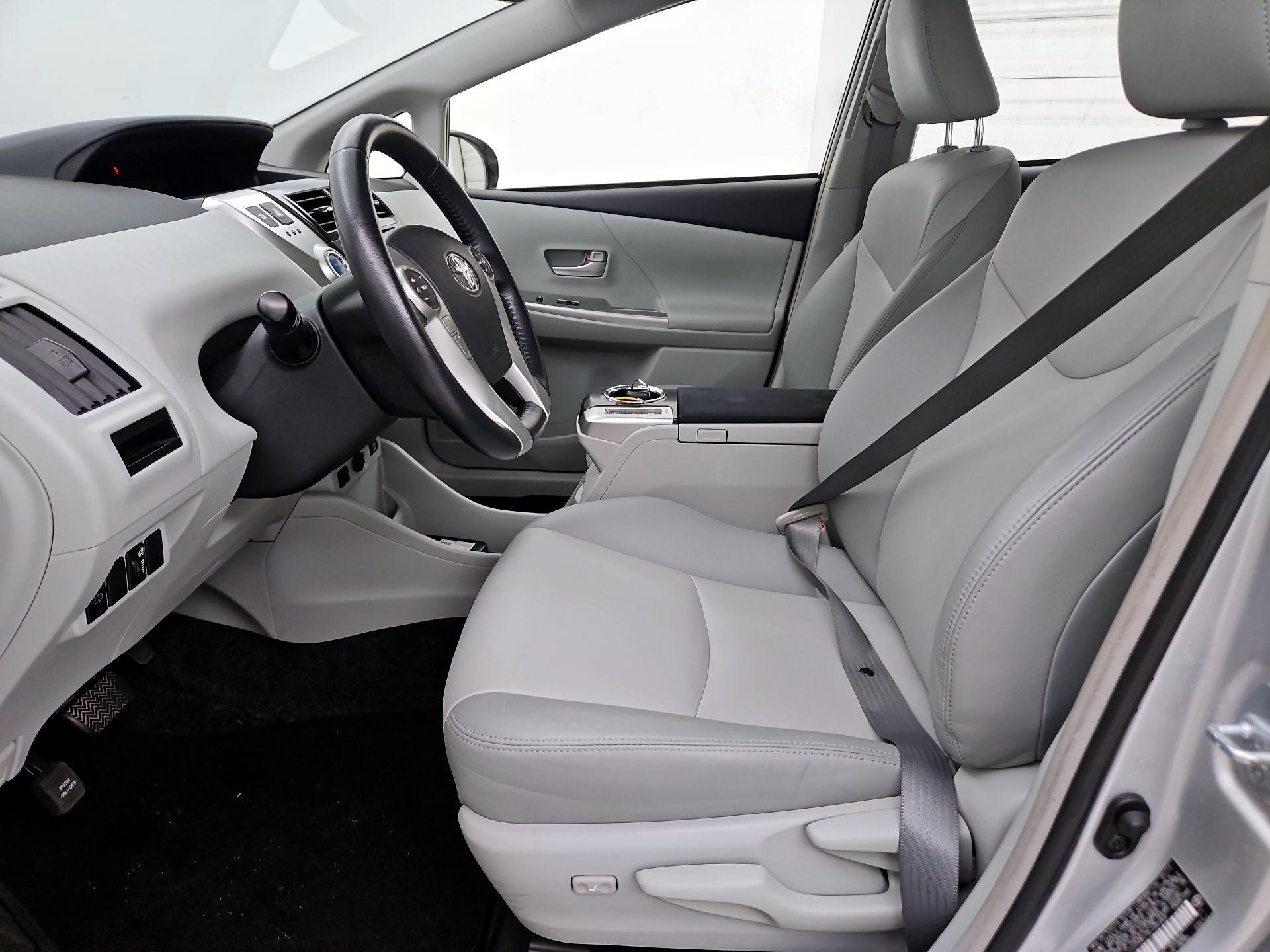 Thumbnail: 2014 Toyota Prius v - 11