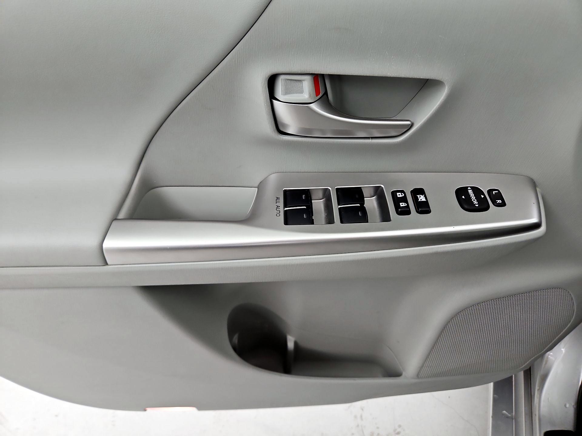 Thumbnail: 2014 Toyota Prius v - 12