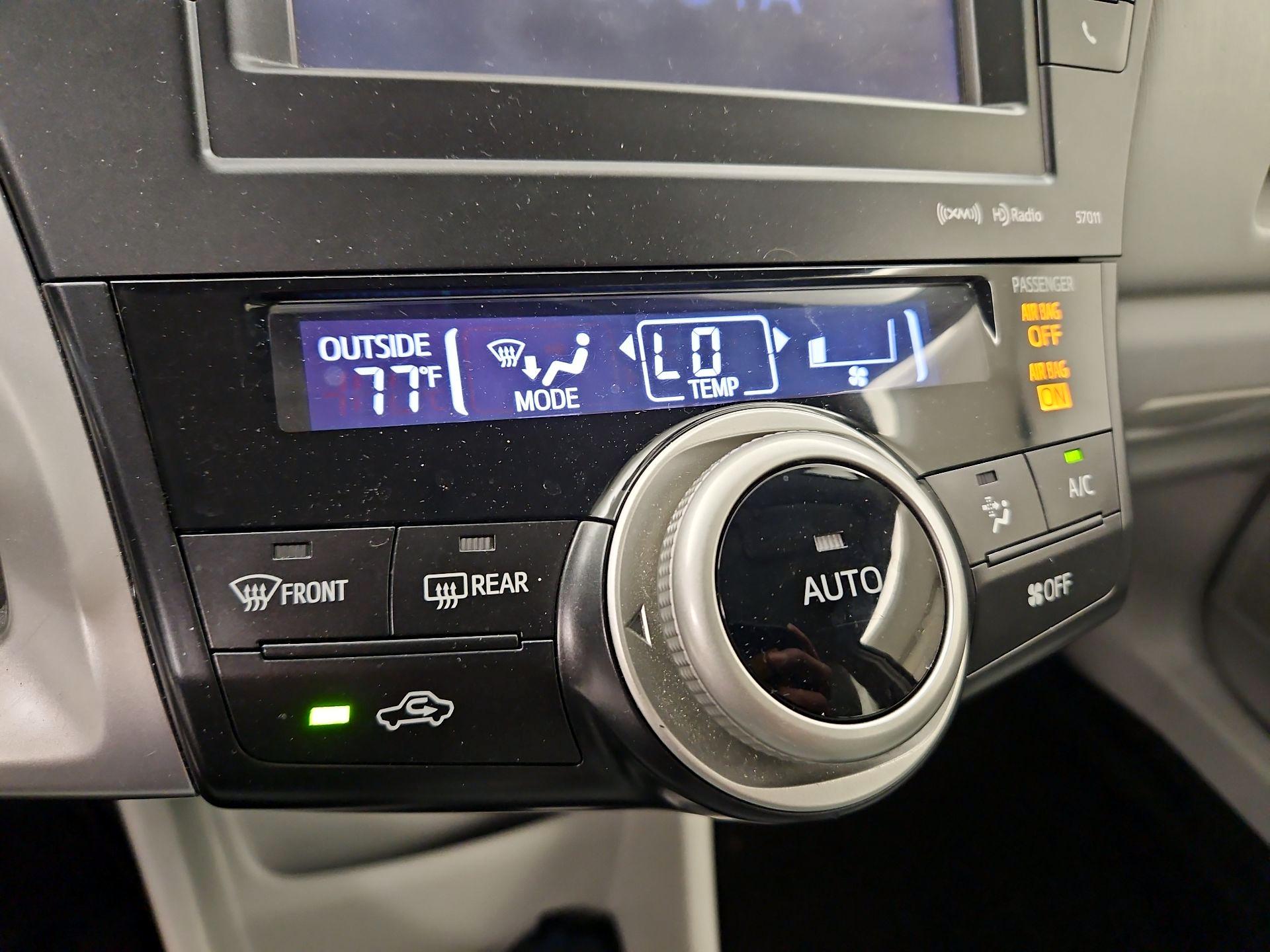Thumbnail: 2014 Toyota Prius v - 16