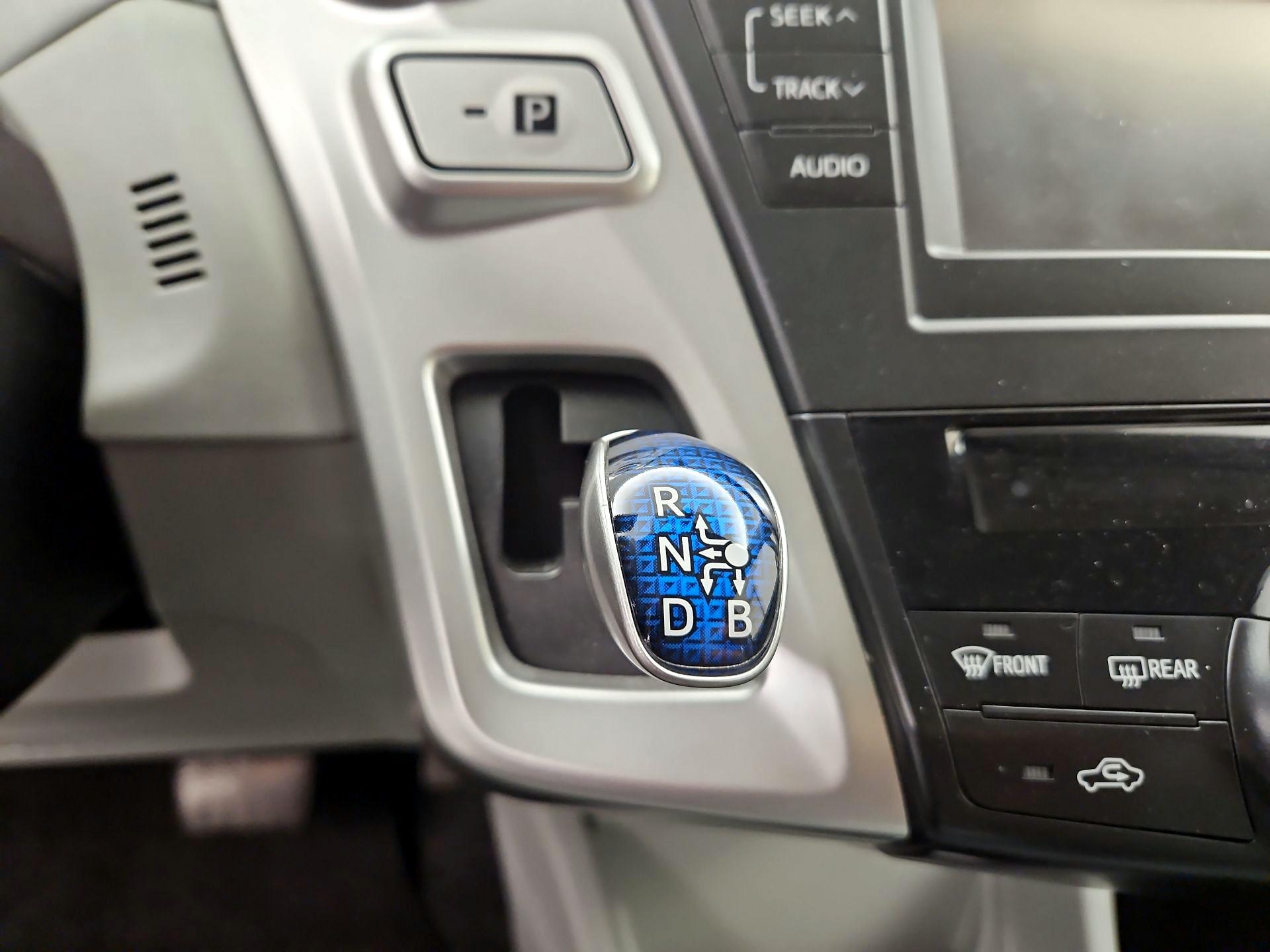 Thumbnail: 2014 Toyota Prius v - 17