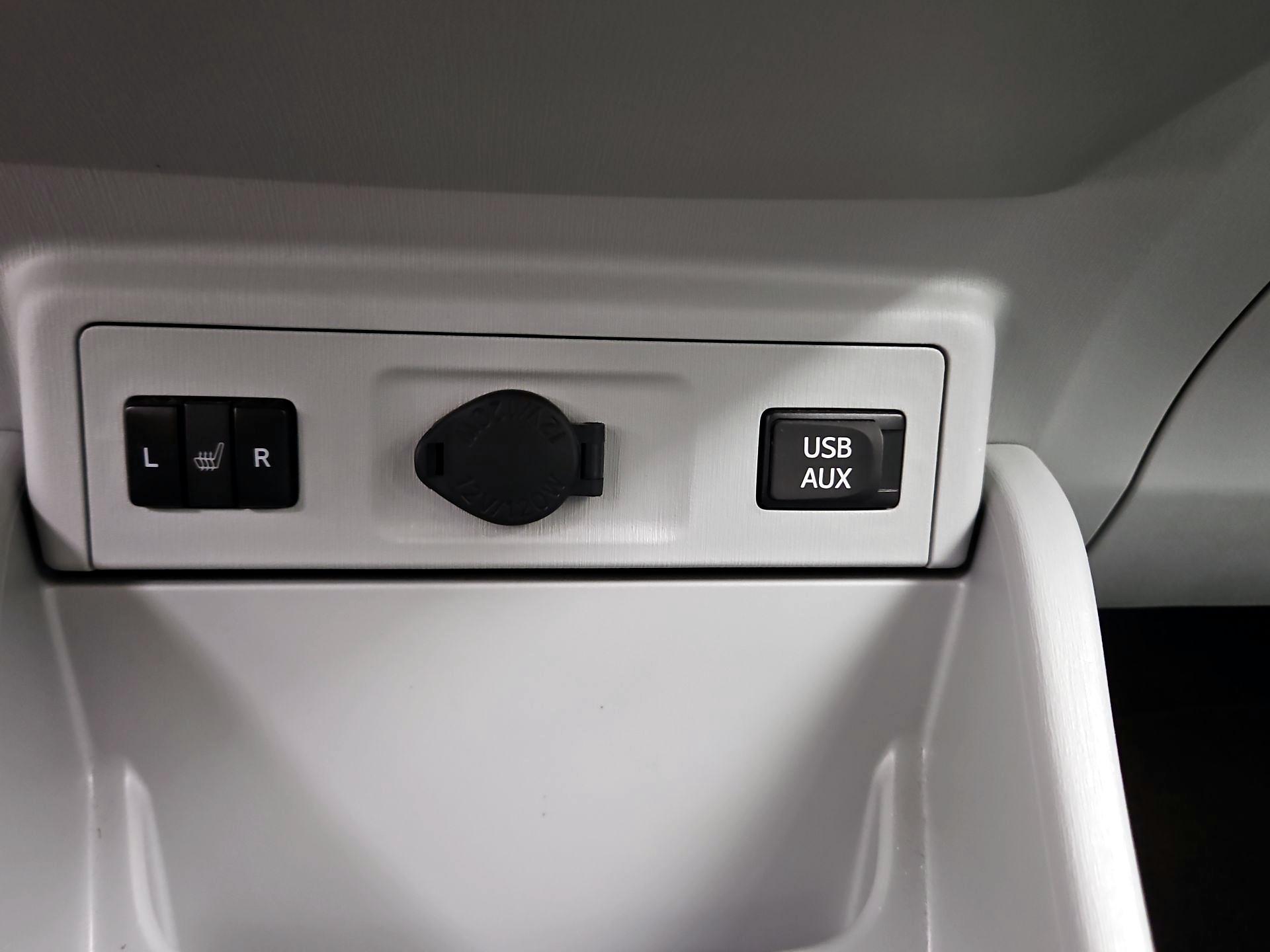 Thumbnail: 2014 Toyota Prius v - 18