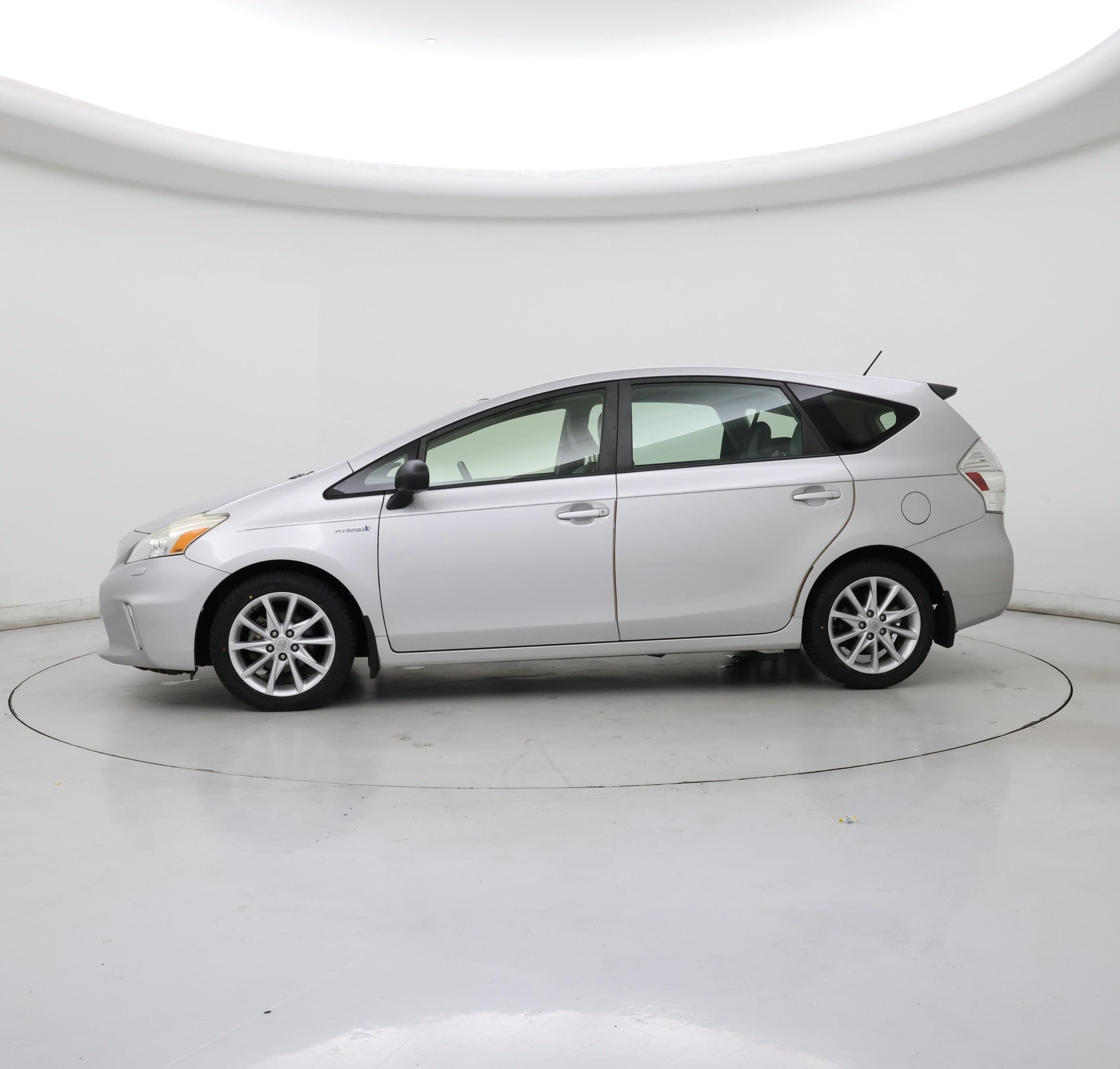 Thumbnail: 2014 Toyota Prius v - 3
