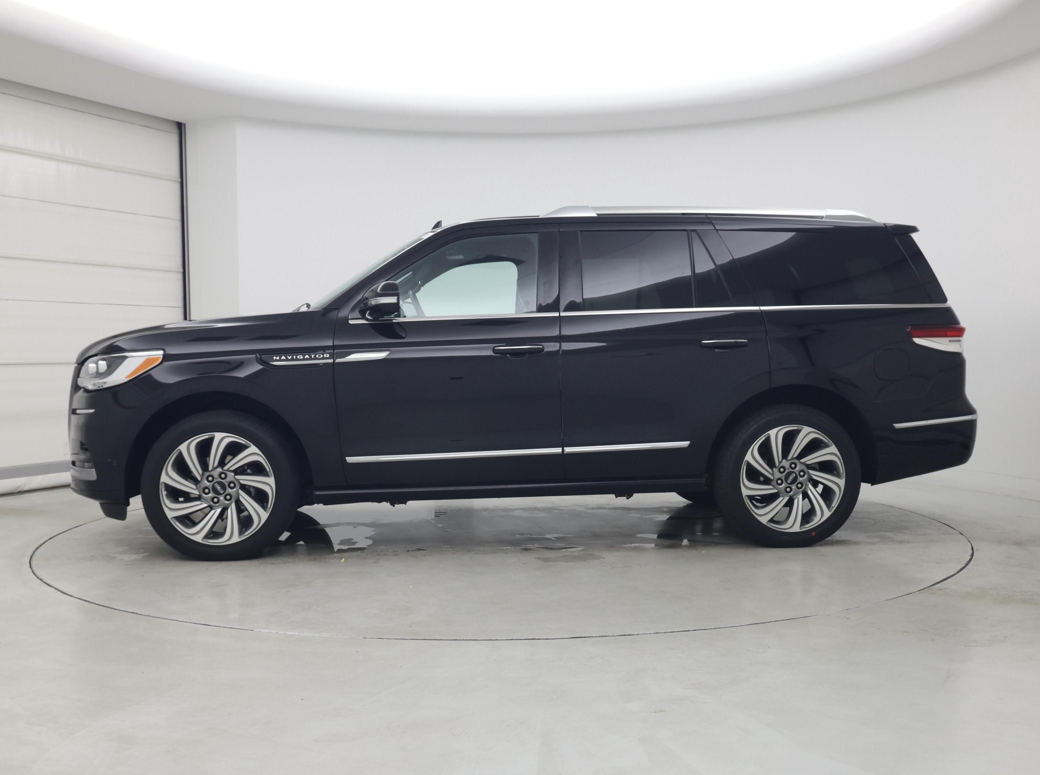 Thumbnail: 2022 Lincoln Navigator - 3
