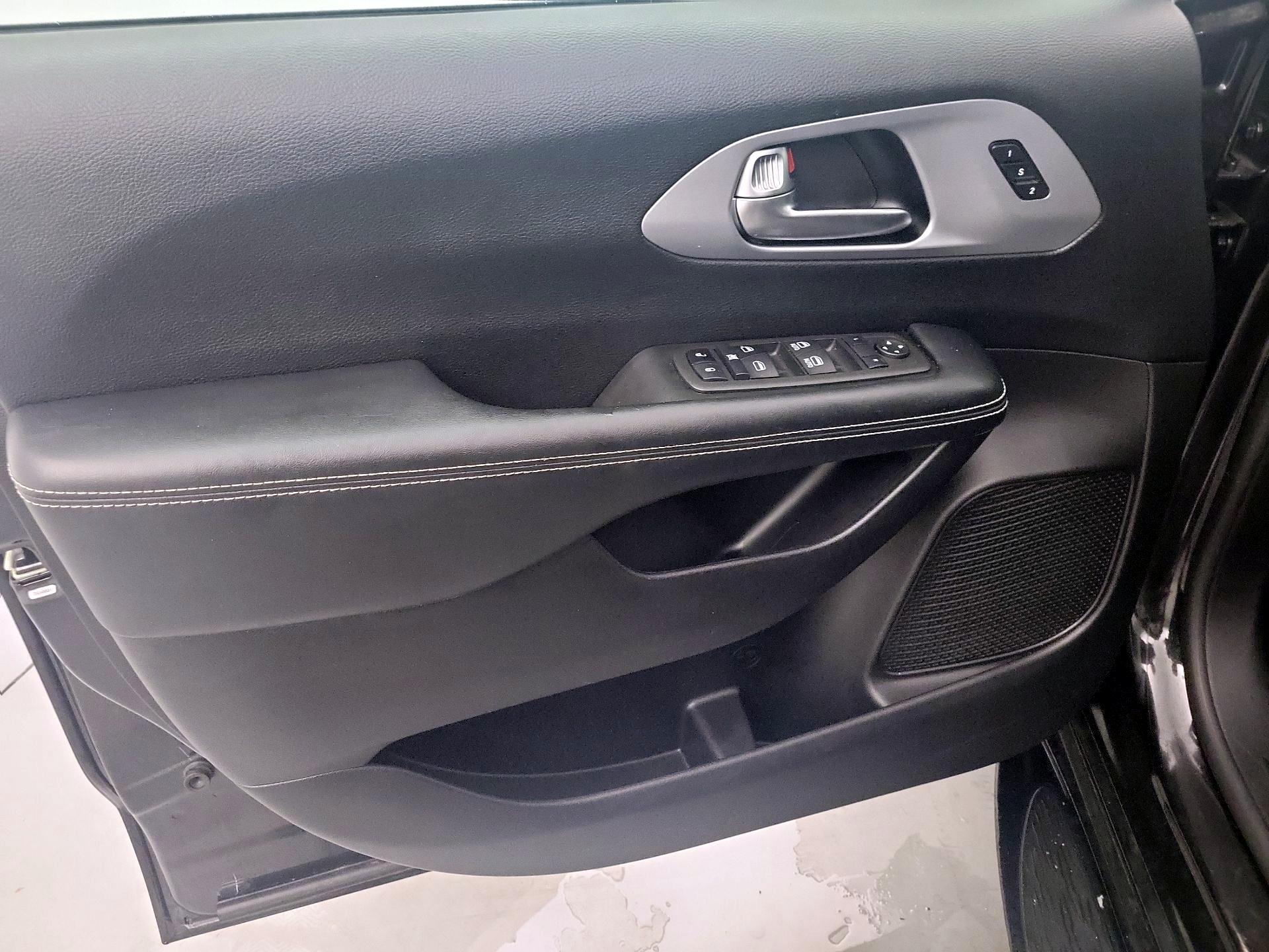 Thumbnail: 2021 Chrysler Pacifica - 12