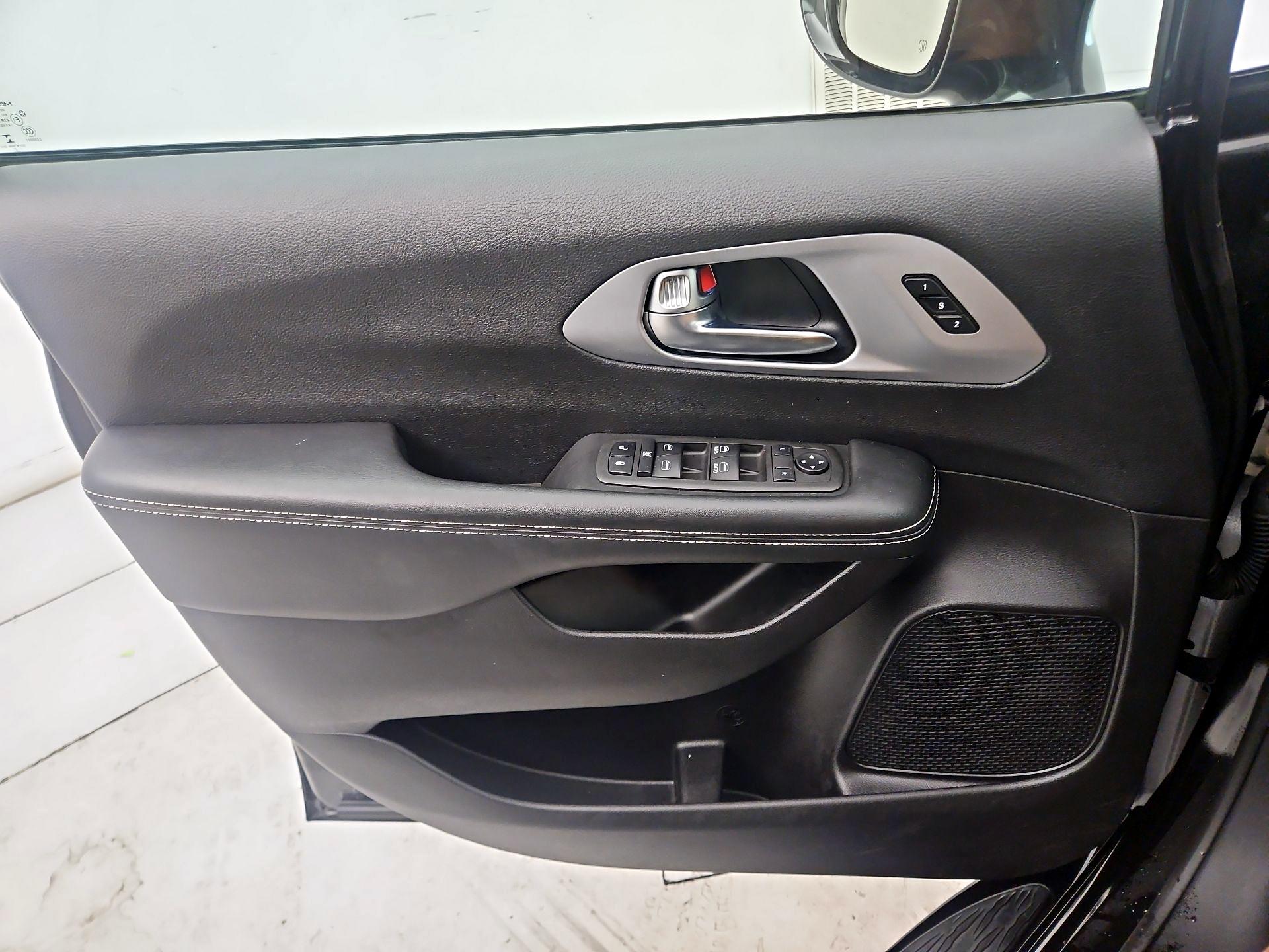 Thumbnail: 2021 Chrysler Pacifica - 12