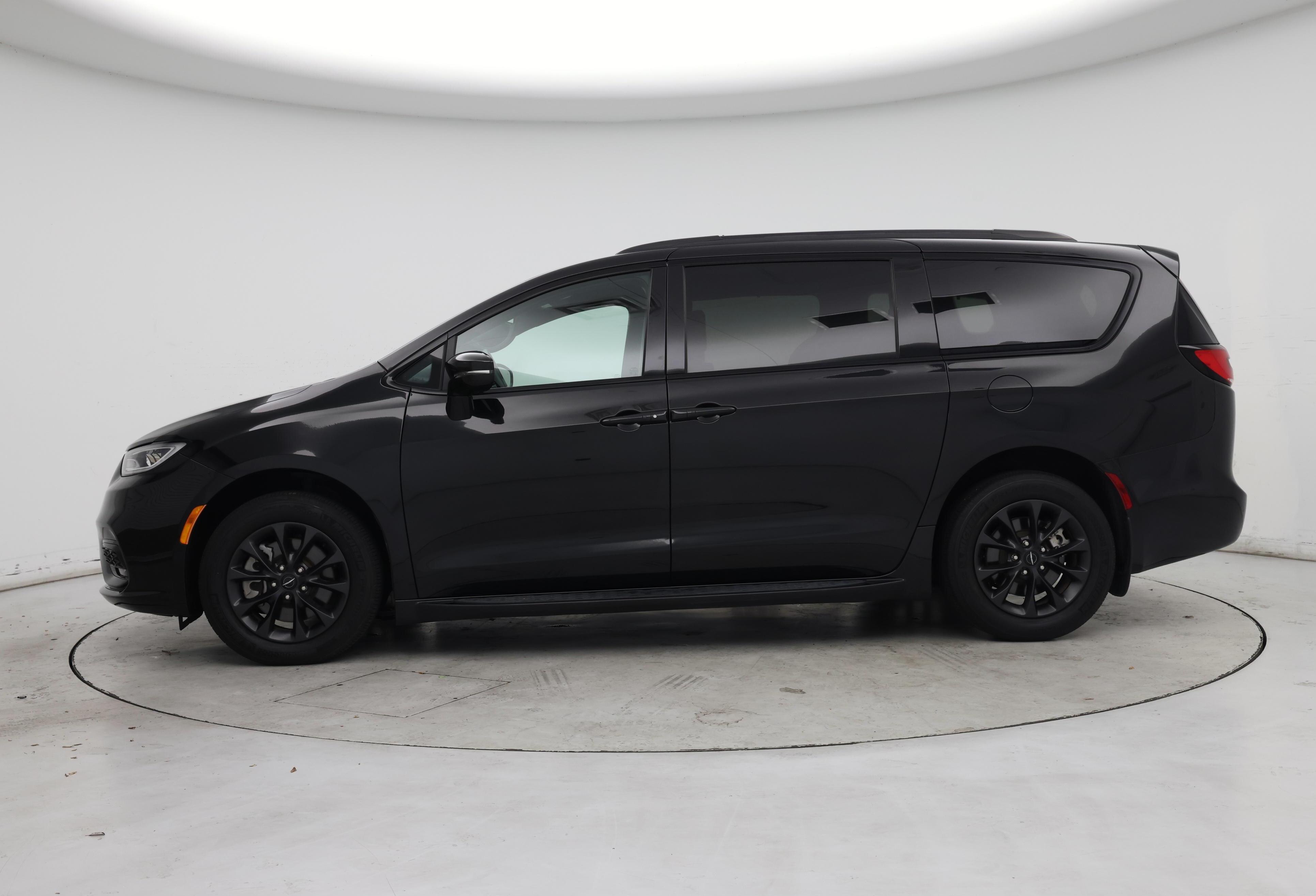 Thumbnail: 2021 Chrysler Pacifica - 3