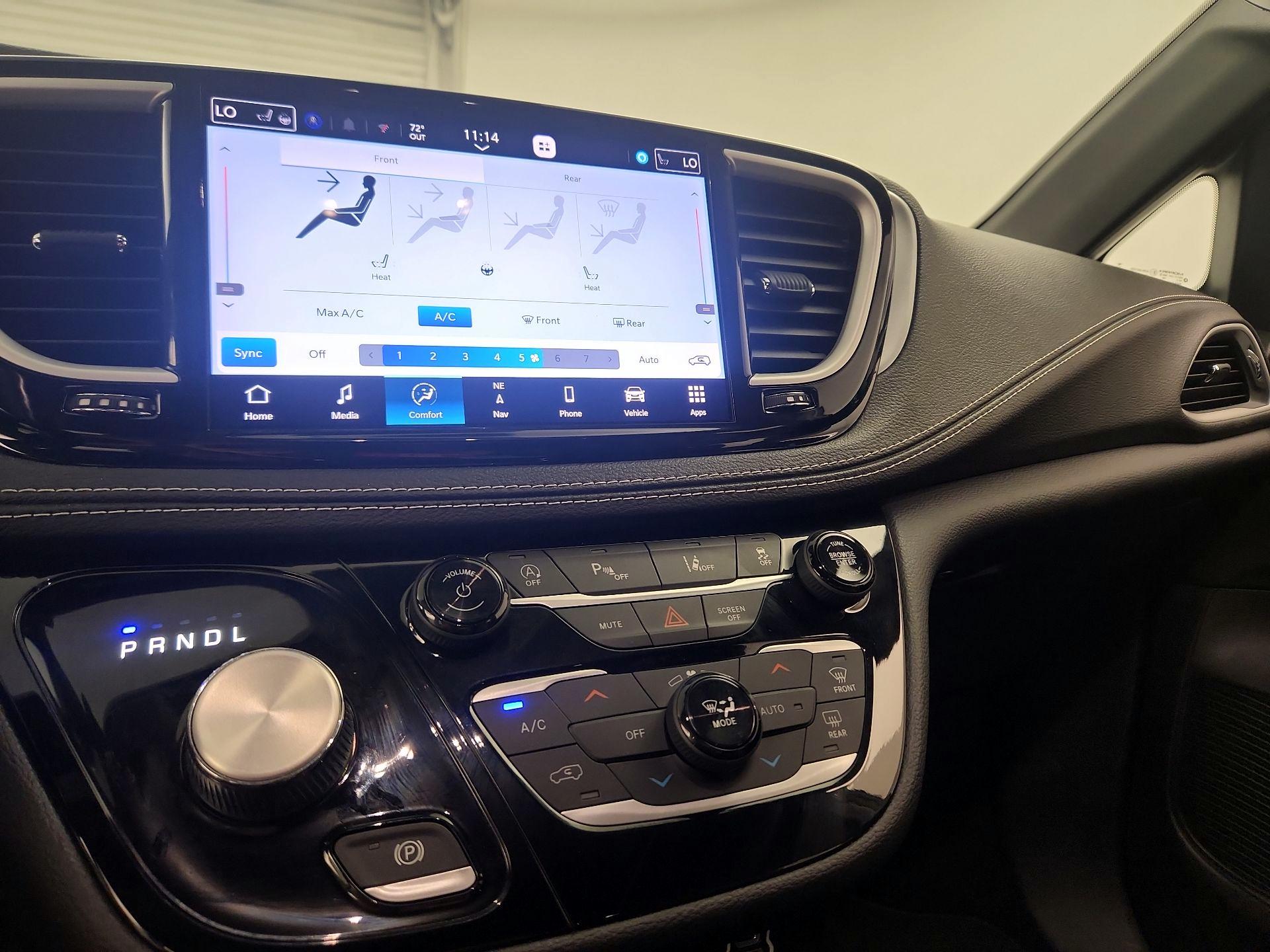 Thumbnail: 2021 Chrysler Pacifica - 17