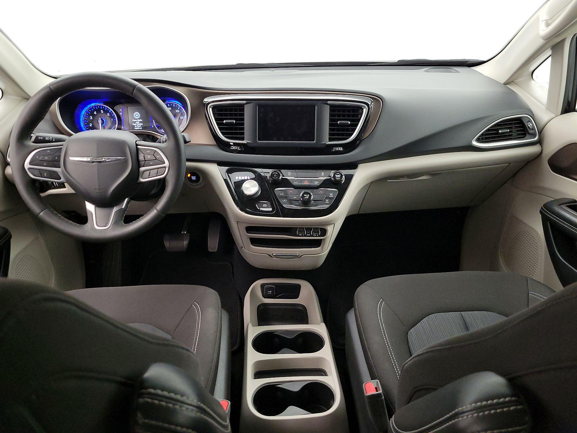 Thumbnail: 2022 Chrysler Voyager - 9