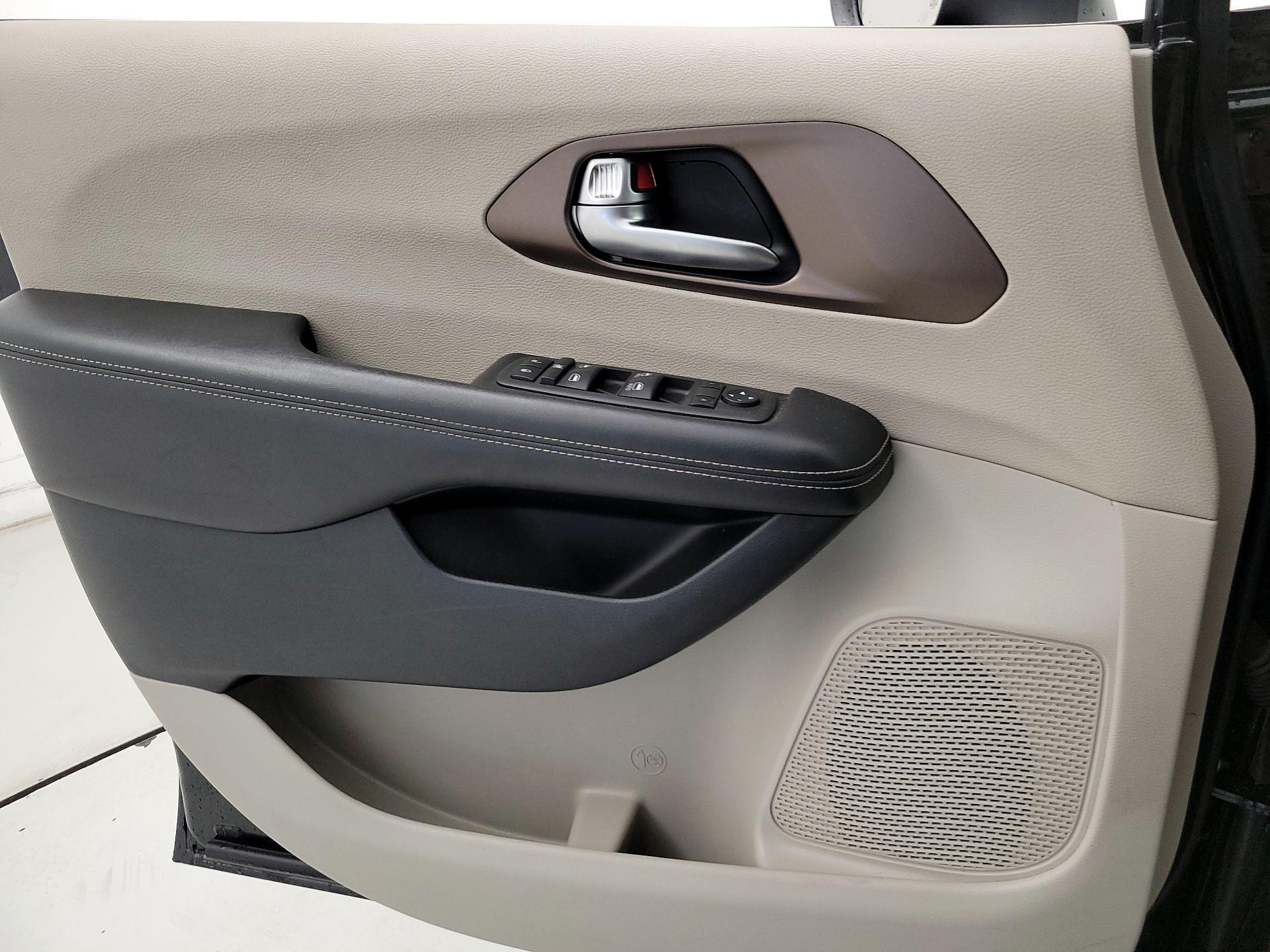 Thumbnail: 2022 Chrysler Voyager - 12