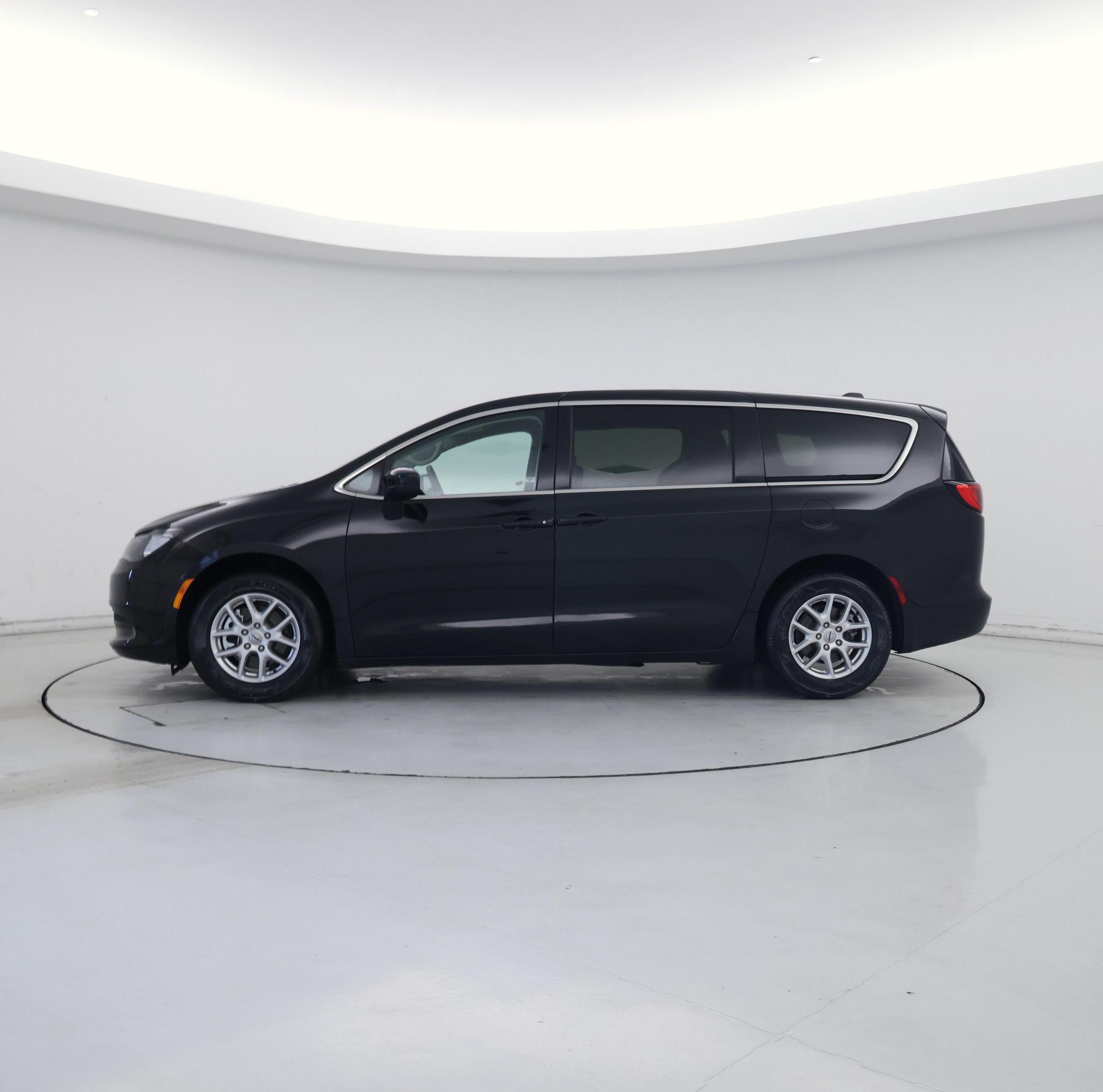 Thumbnail: 2022 Chrysler Voyager - 3