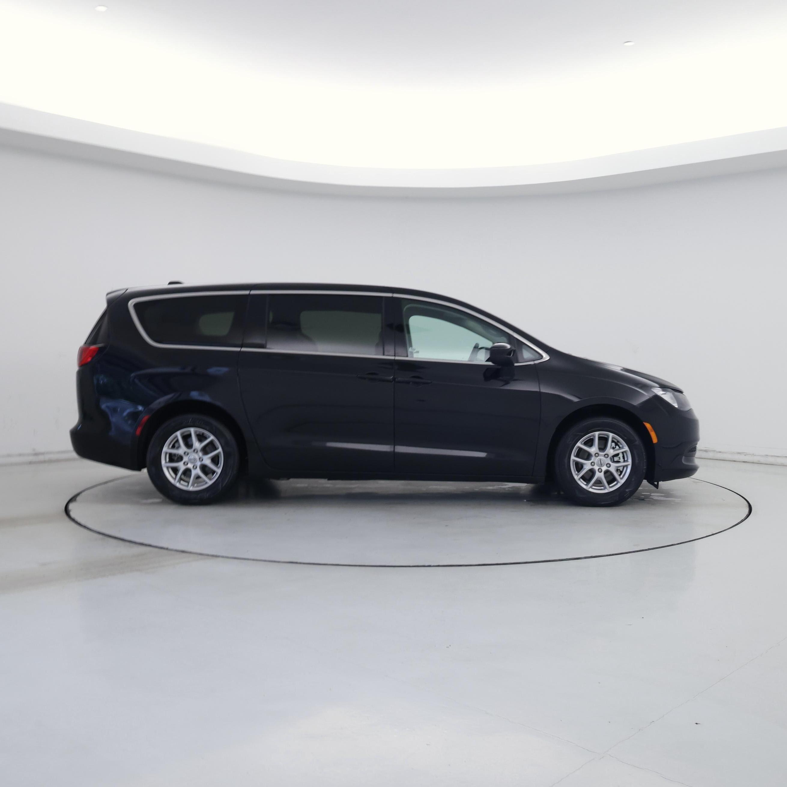 Thumbnail: 2022 Chrysler Voyager - 7