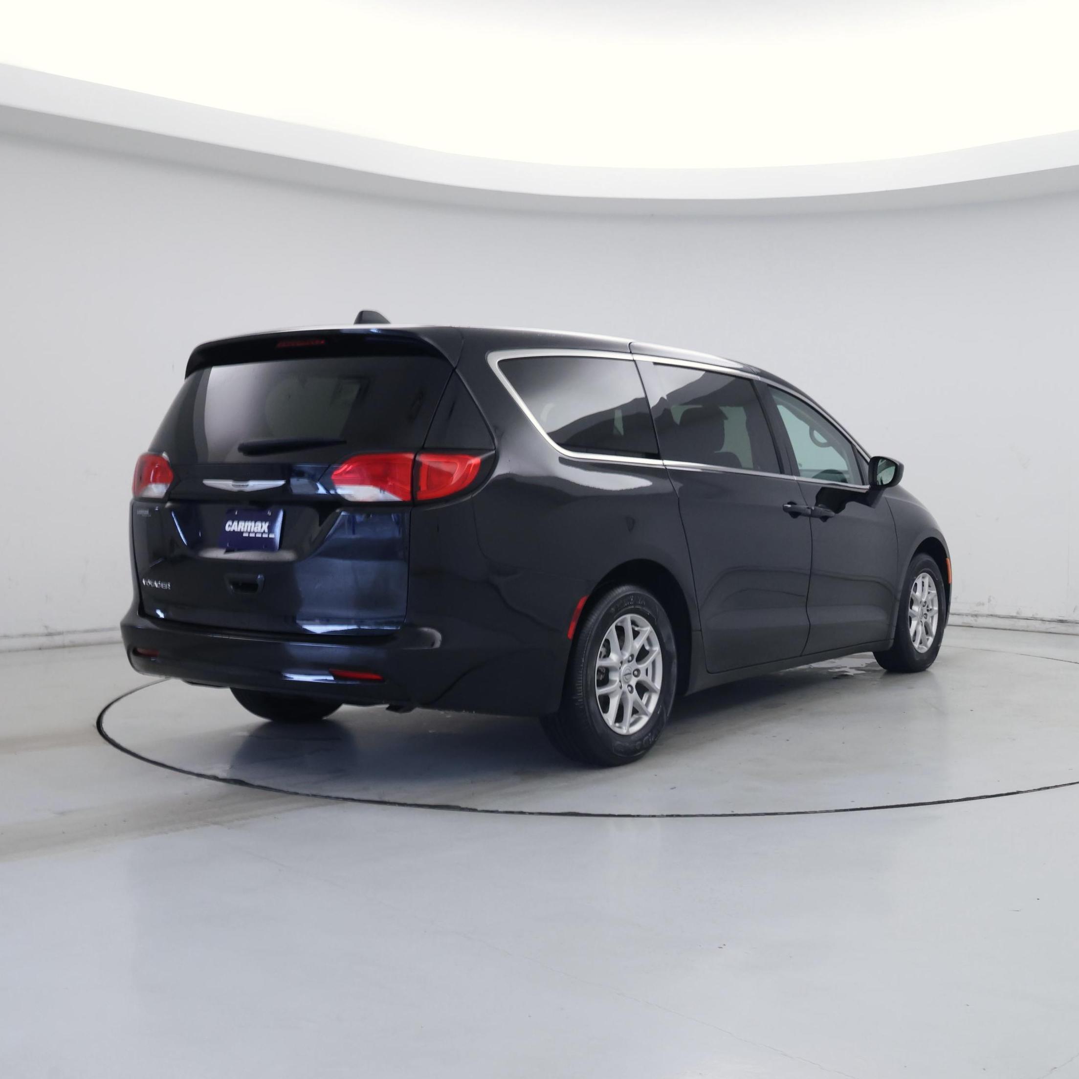 Thumbnail: 2022 Chrysler Voyager - 8