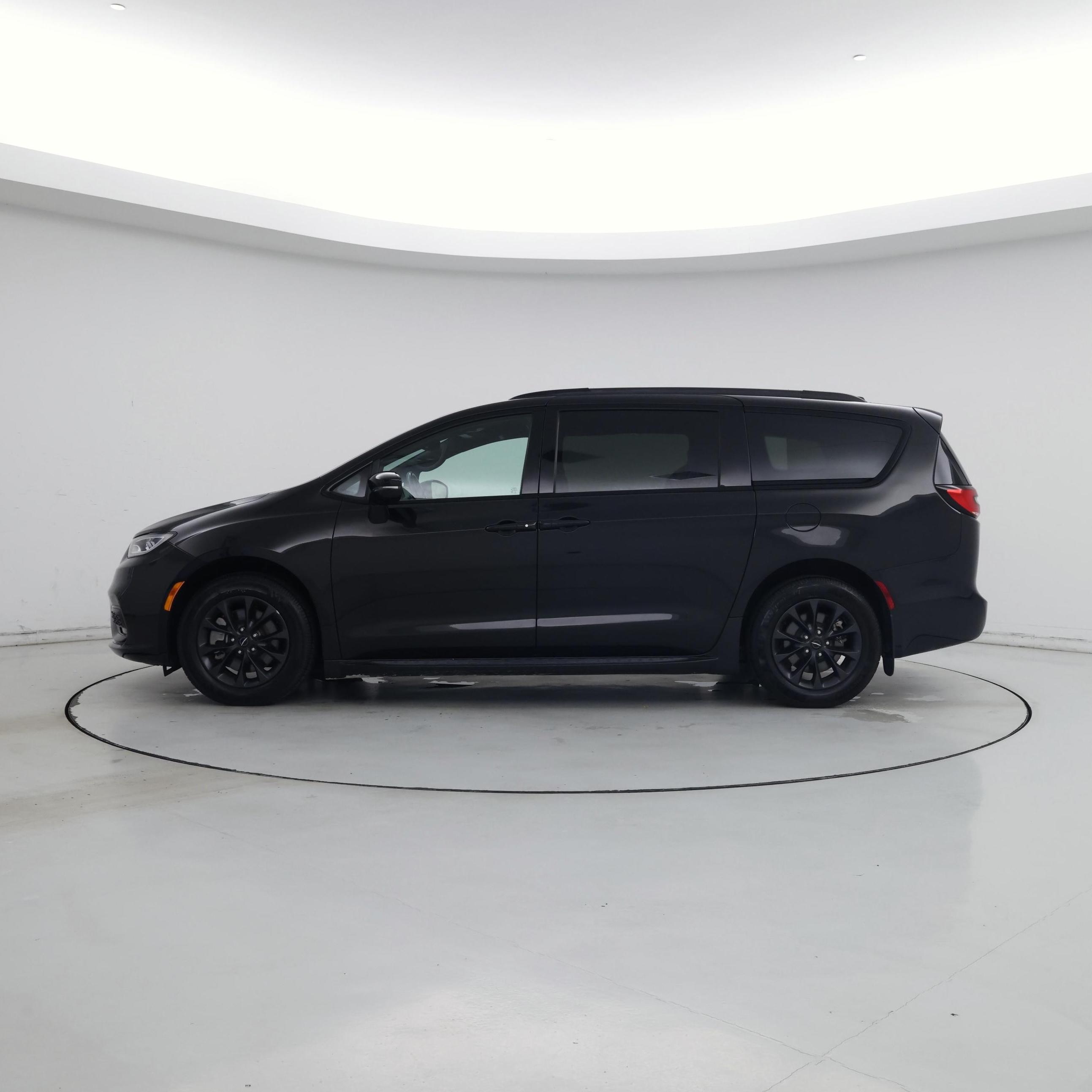 Thumbnail: 2021 Chrysler Pacifica - 3