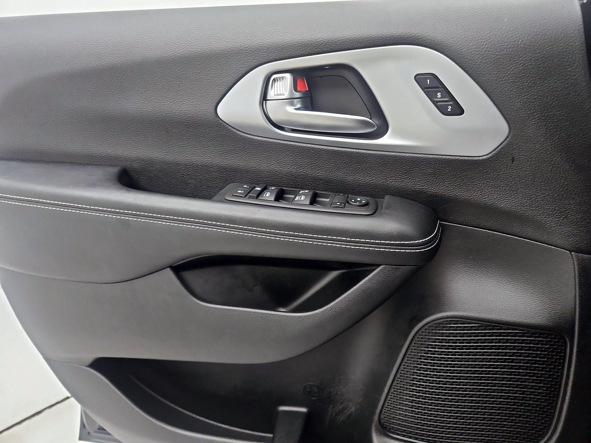 Thumbnail: 2021 Chrysler Pacifica - 12