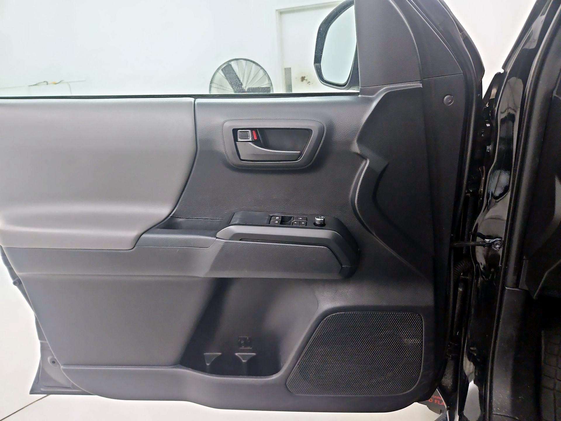 Thumbnail: 2018 Toyota Tacoma - 12