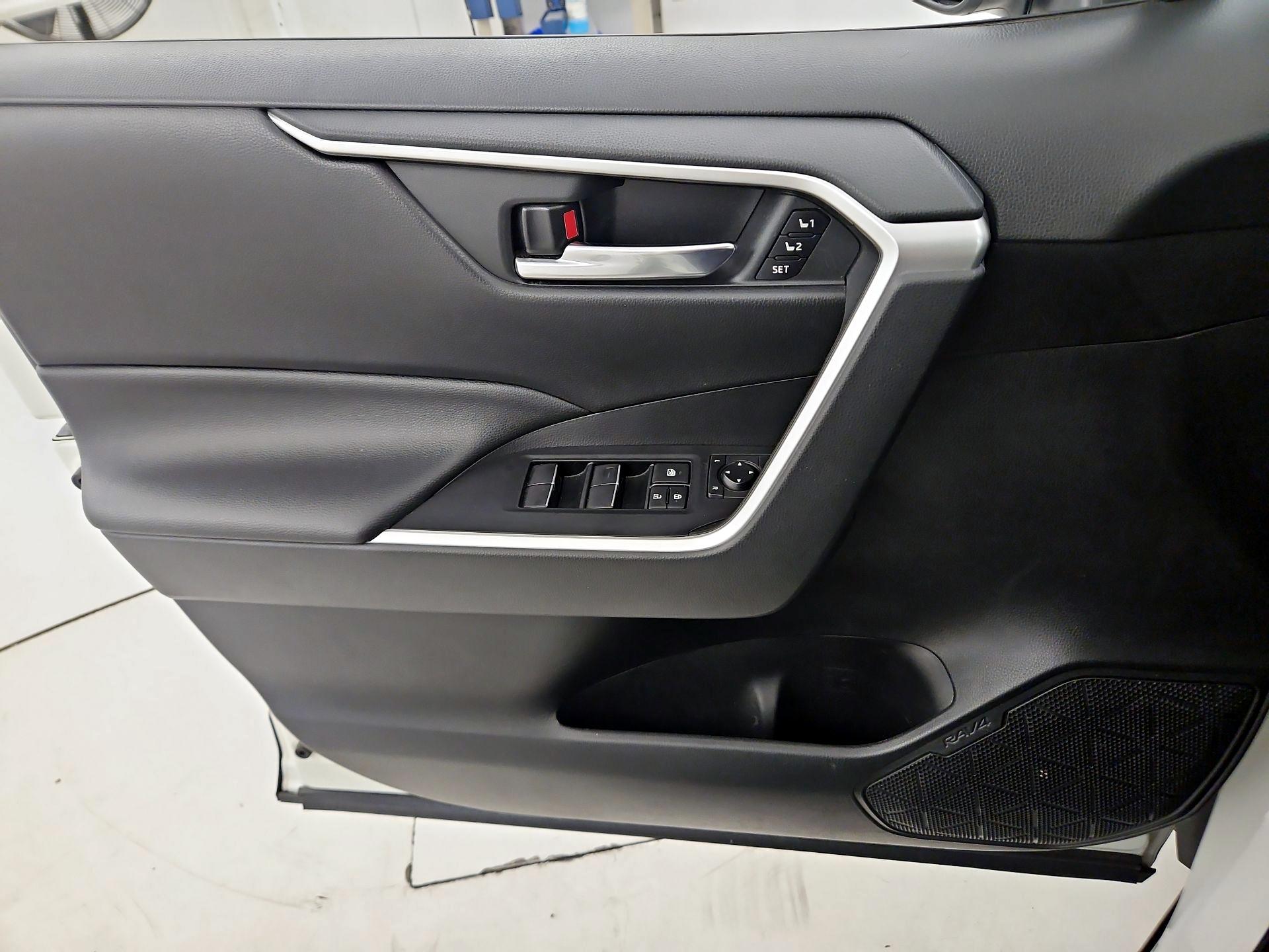 Thumbnail: 2019 Toyota RAV4 - 12