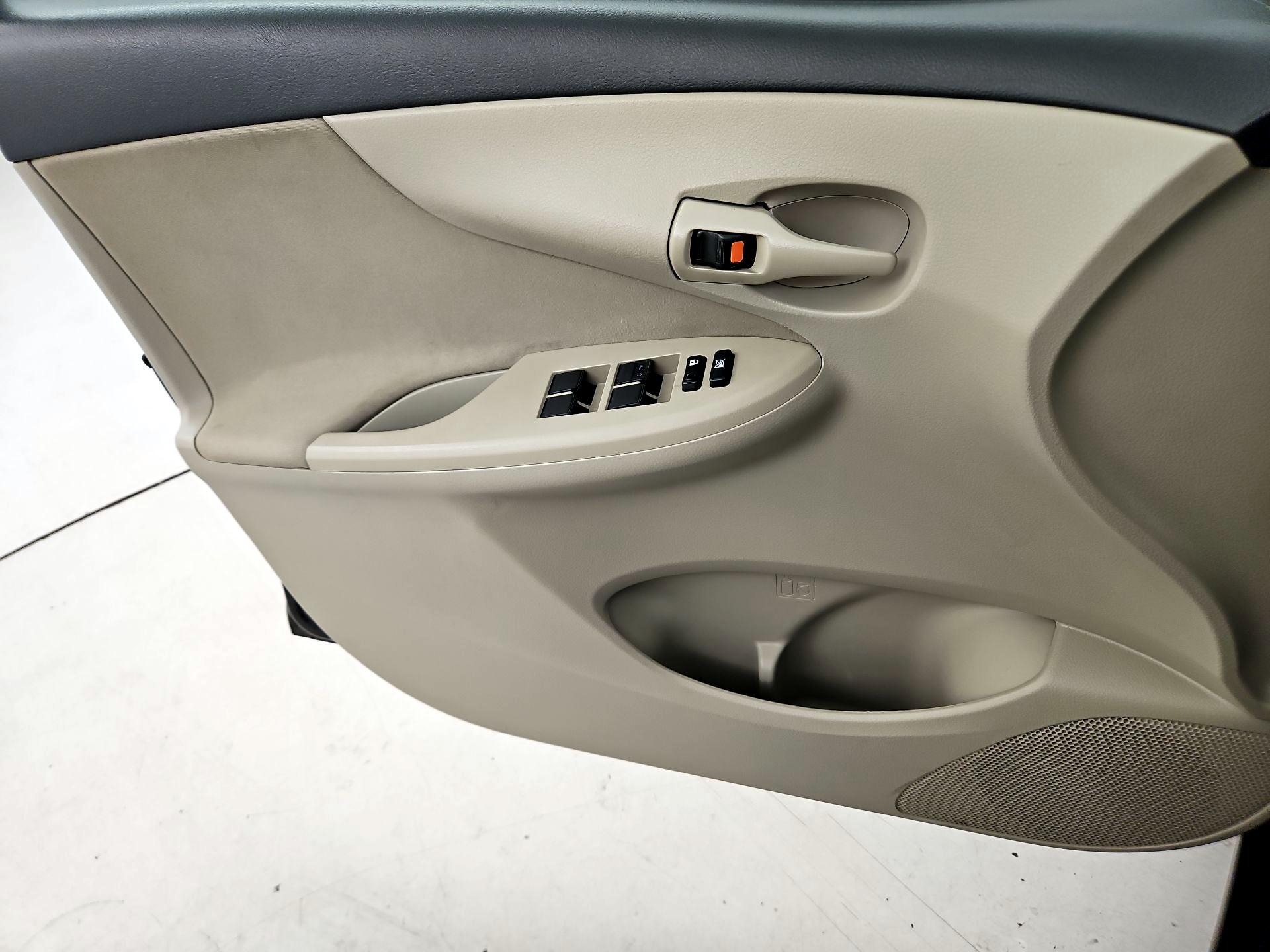 Thumbnail: 2013 Toyota Corolla - 12