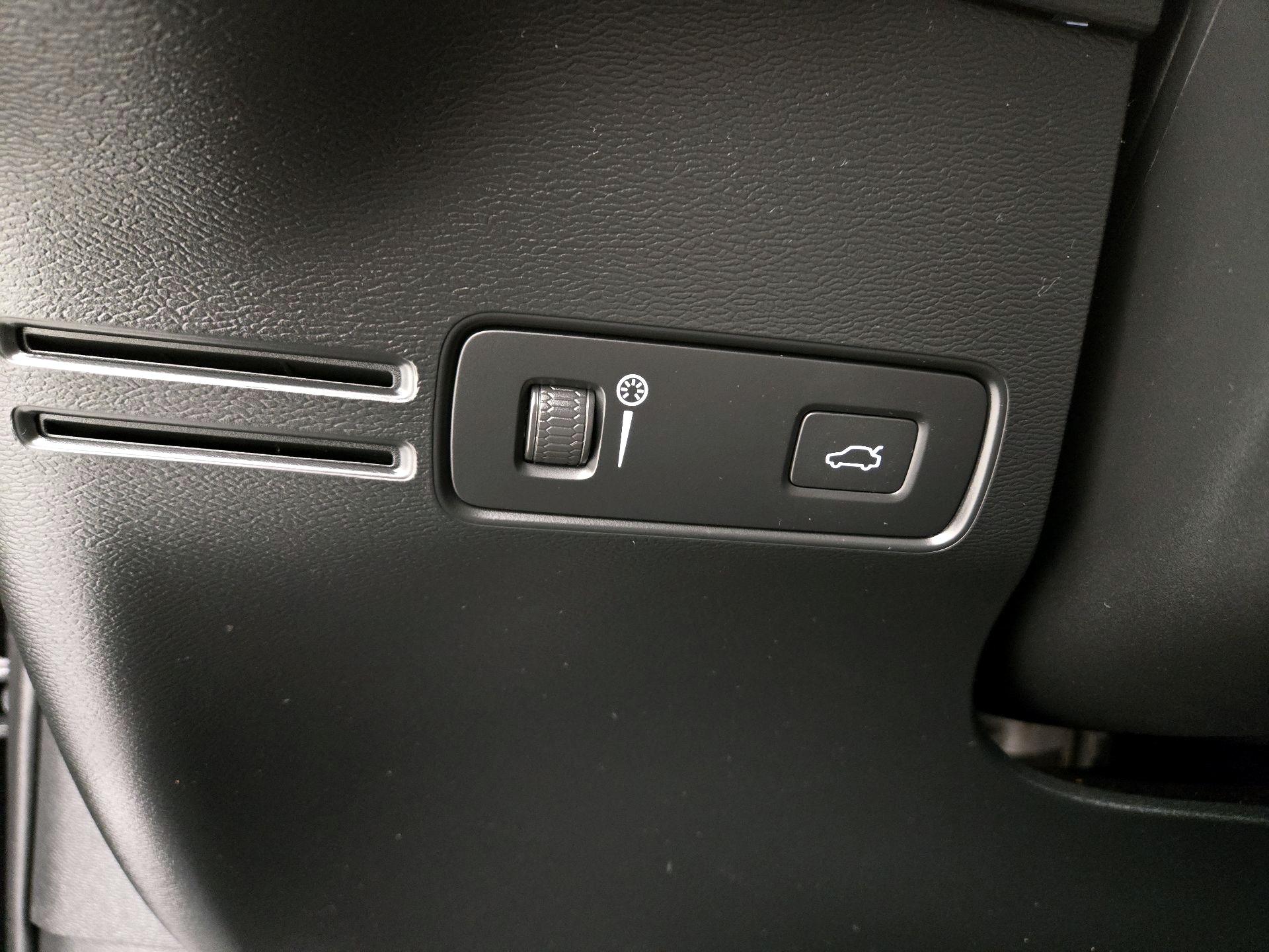 Thumbnail: 2021 Volvo XC40 - 13