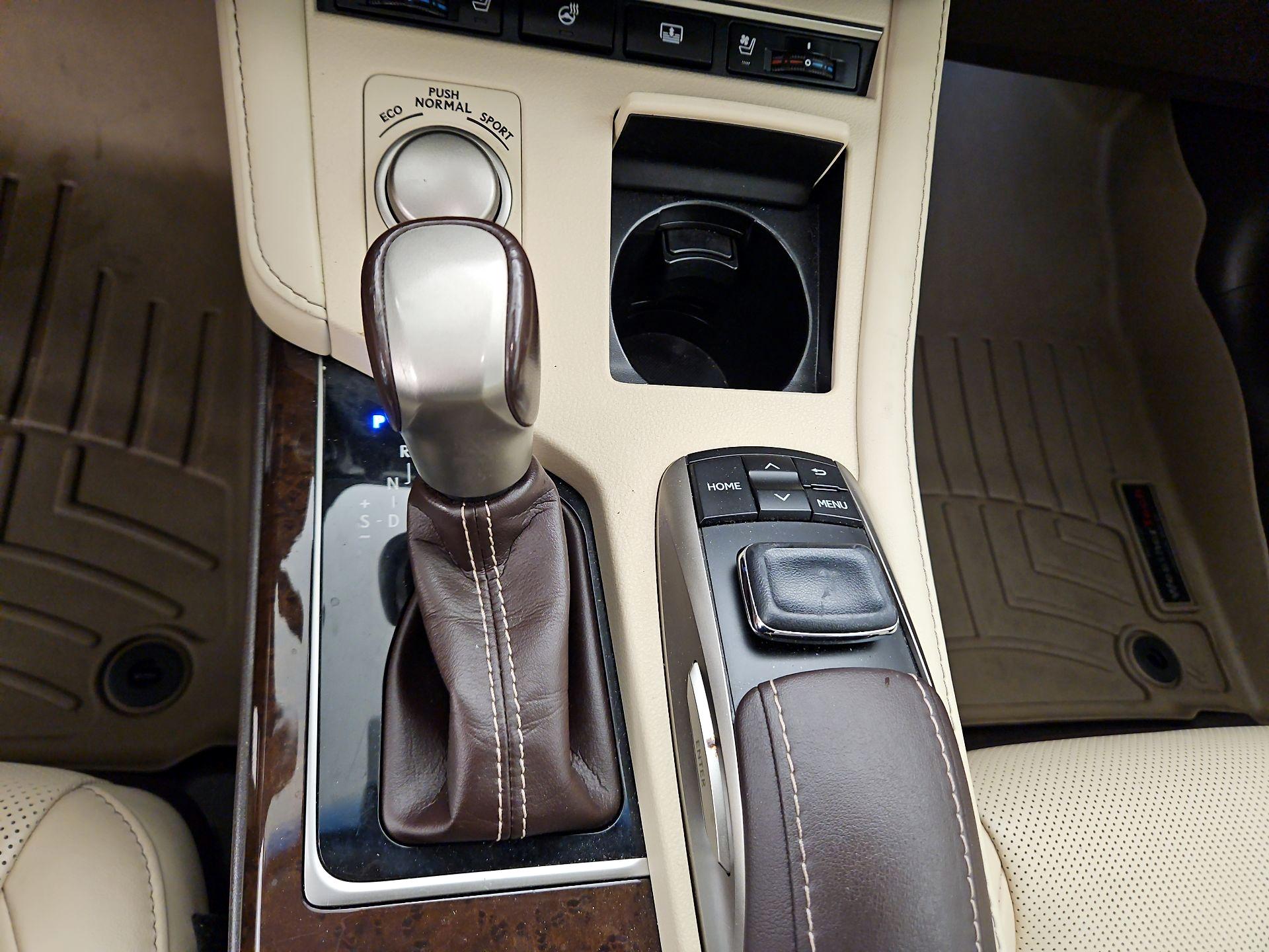 Thumbnail: 2018 Lexus ES - 18