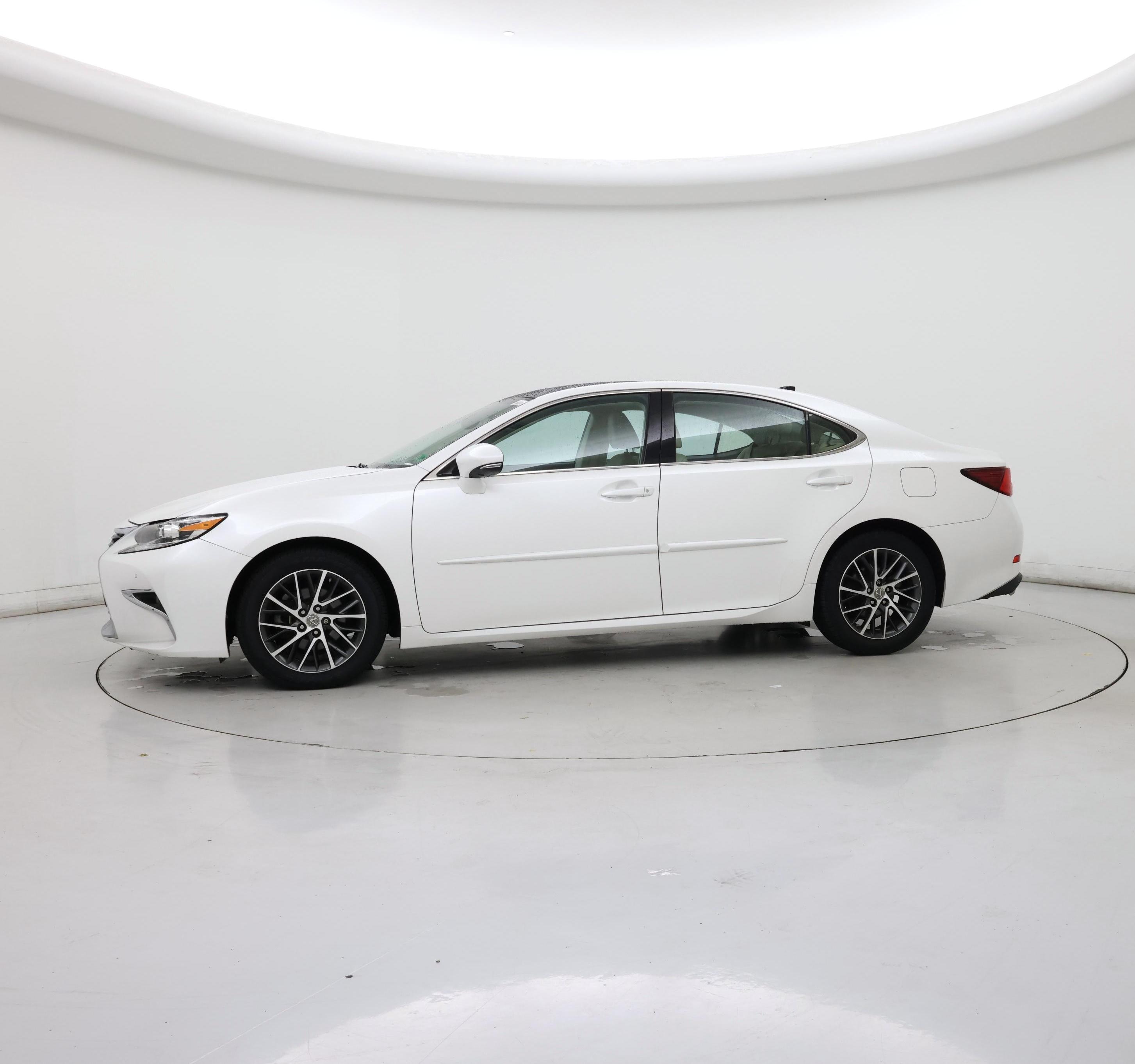 Thumbnail: 2018 Lexus ES - 3