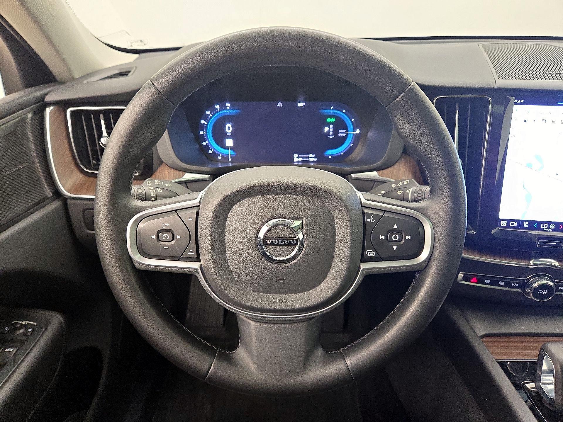 Thumbnail: 2022 Volvo XC60 - 10