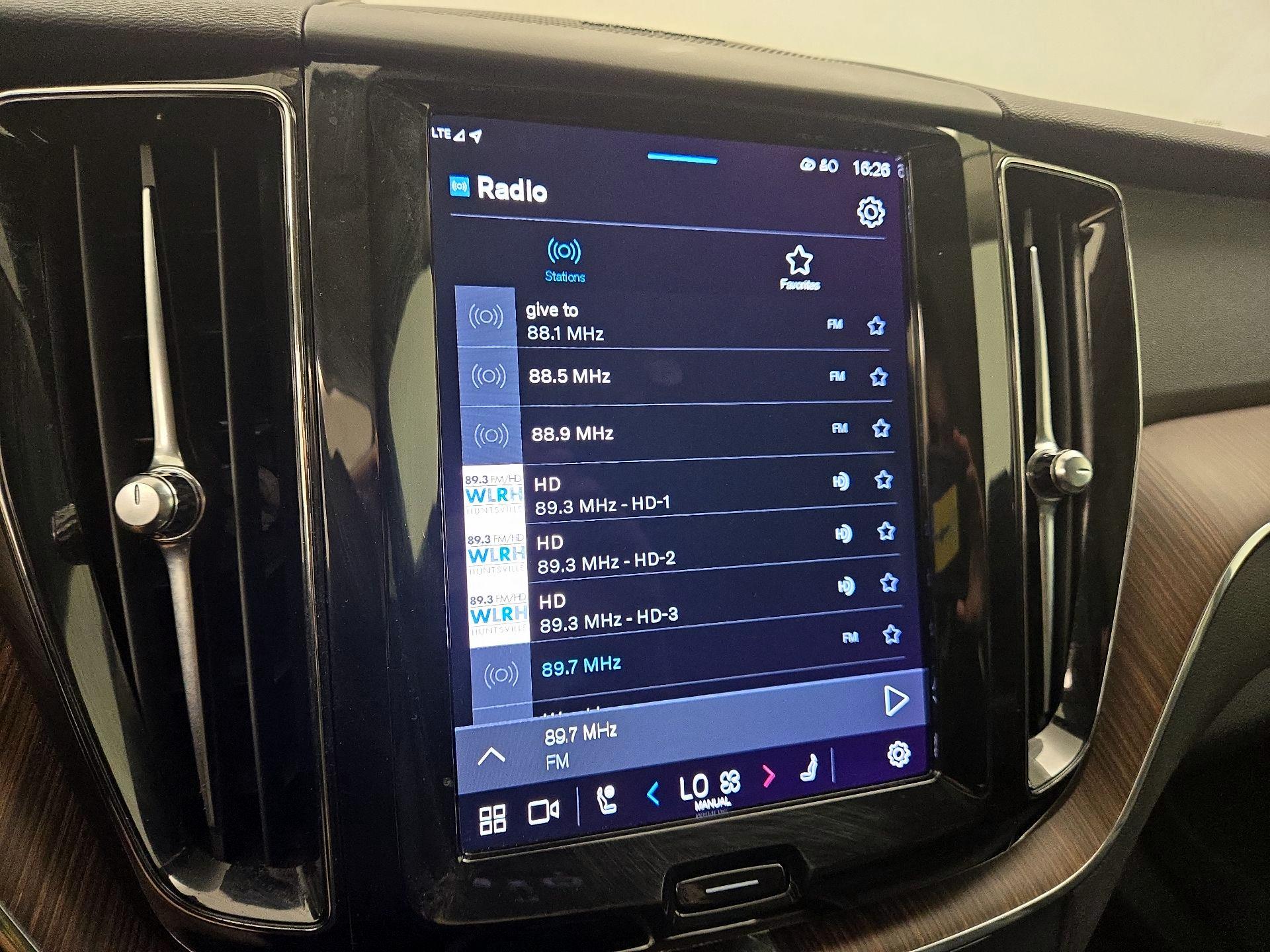 Thumbnail: 2022 Volvo XC60 - 16