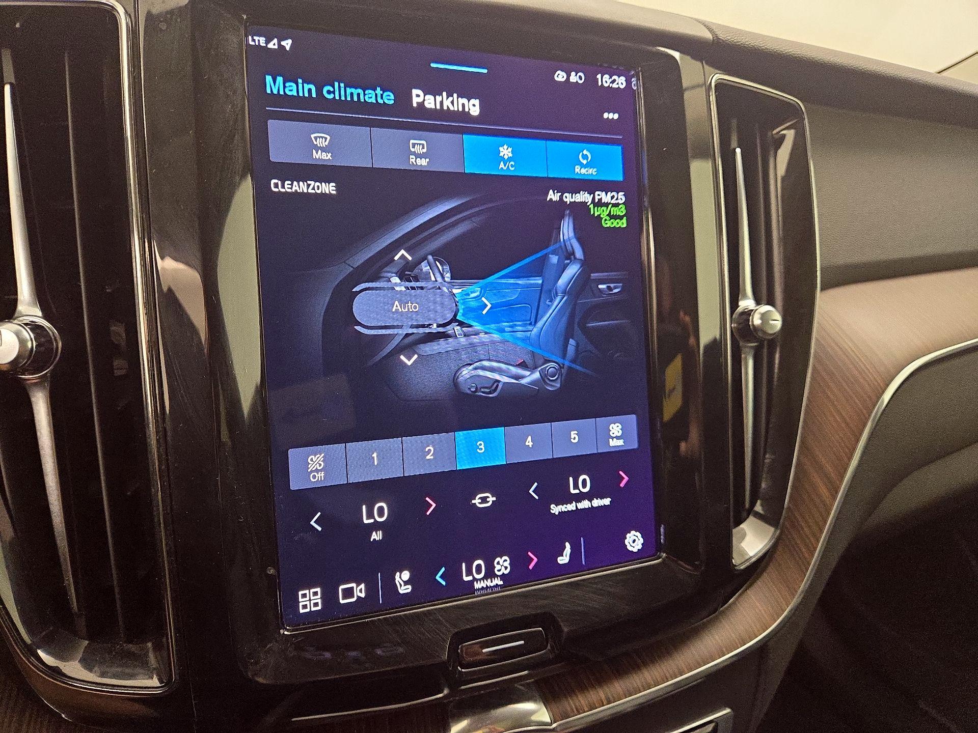 Thumbnail: 2022 Volvo XC60 - 17