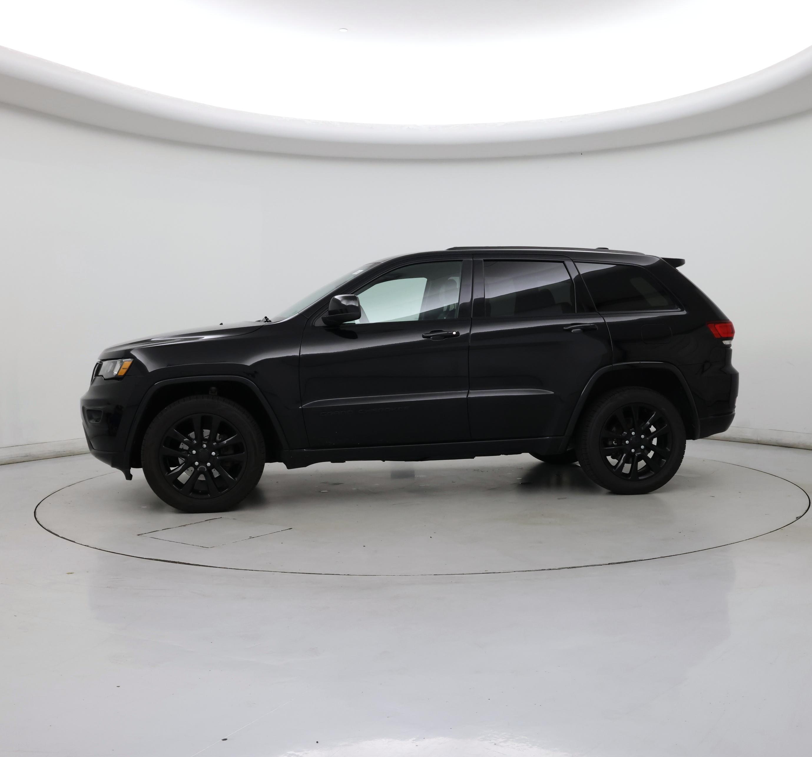 Thumbnail: 2018 Jeep Grand Cherokee - 3