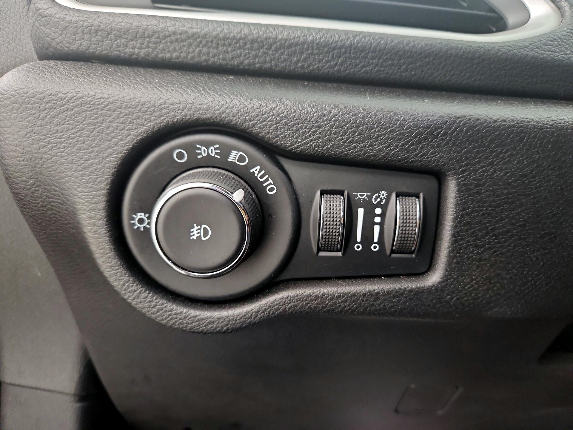 Thumbnail: 2021 Chrysler Pacifica - 13