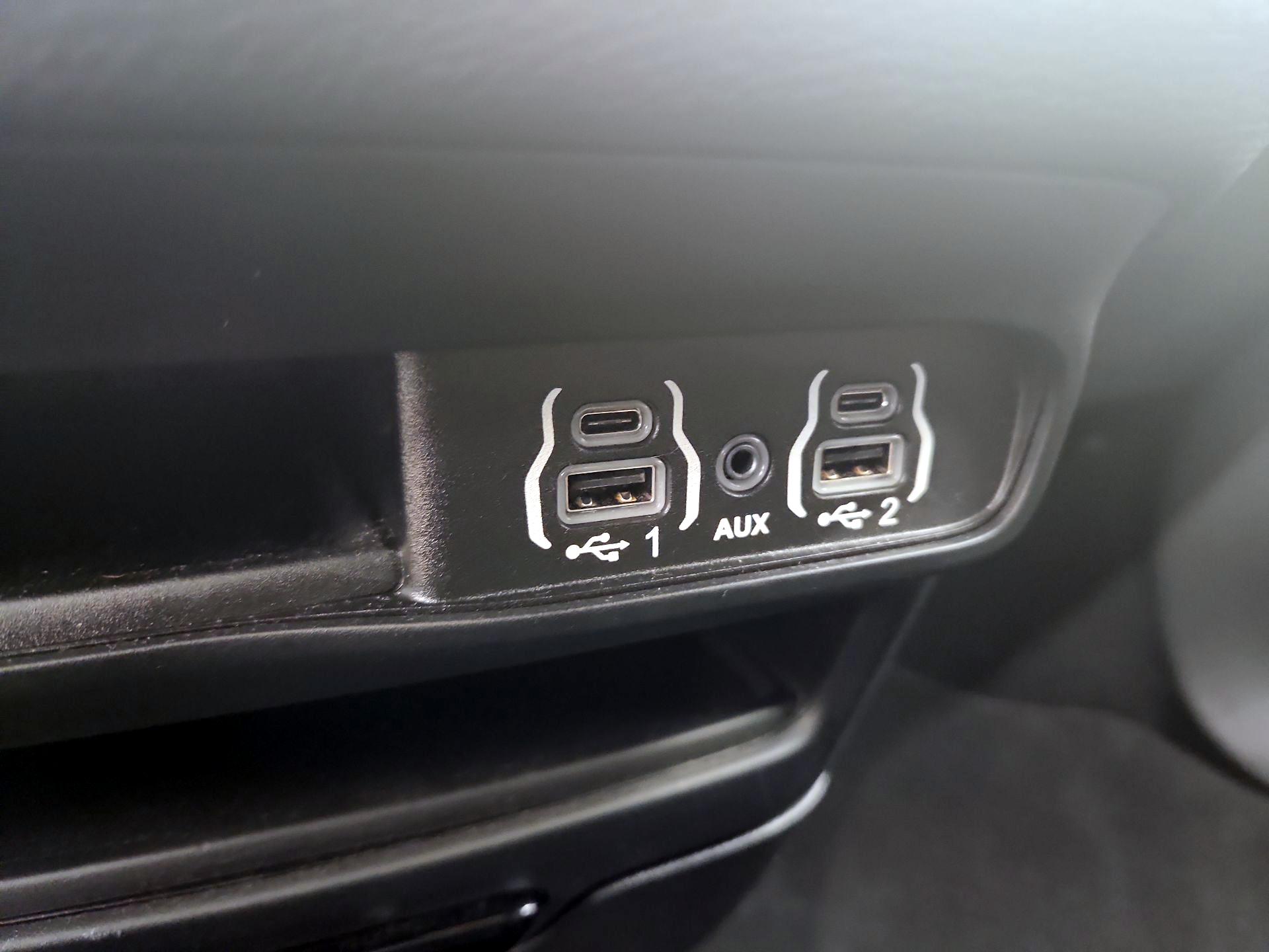 Thumbnail: 2021 Chrysler Pacifica - 19