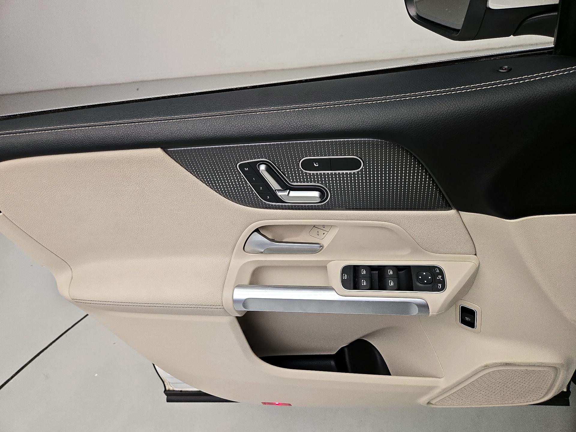 Thumbnail: 2021 Mercedes-Benz GLB - 12