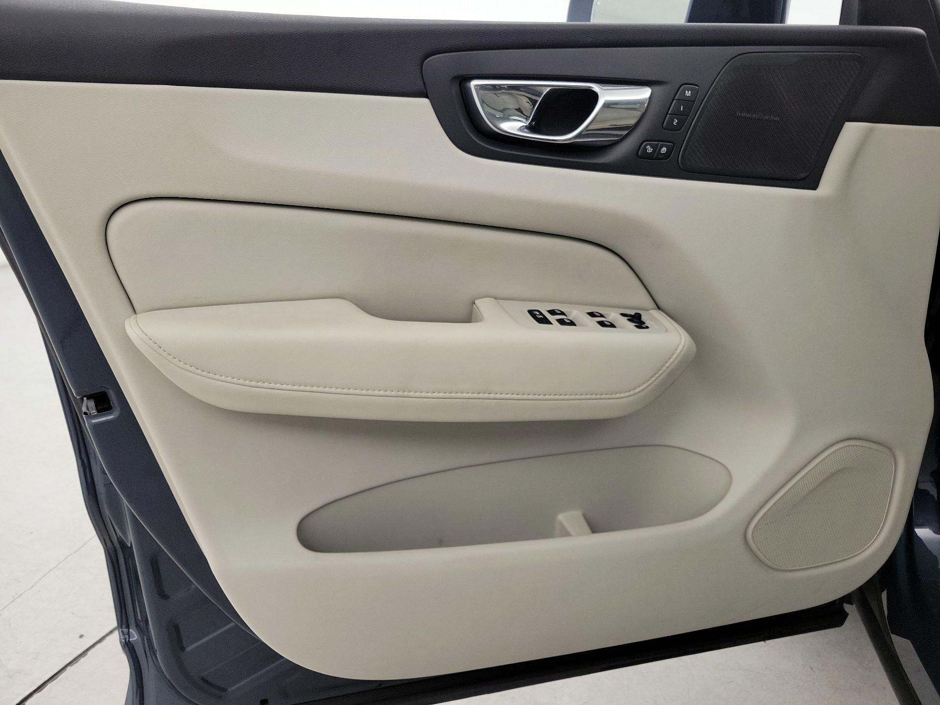 Thumbnail: 2020 Volvo XC60 - 12