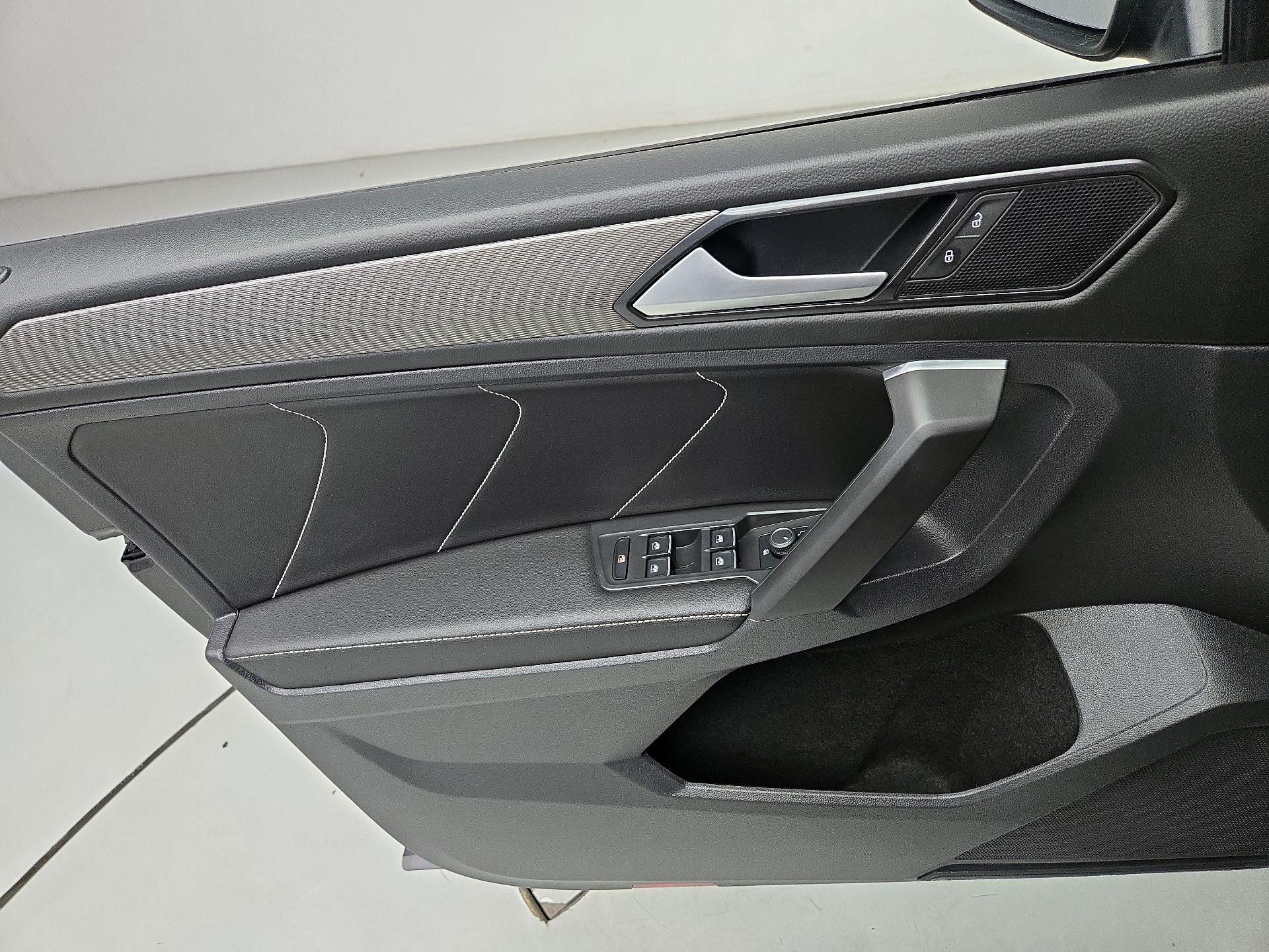 Thumbnail: 2022 Volkswagen Tiguan - 12