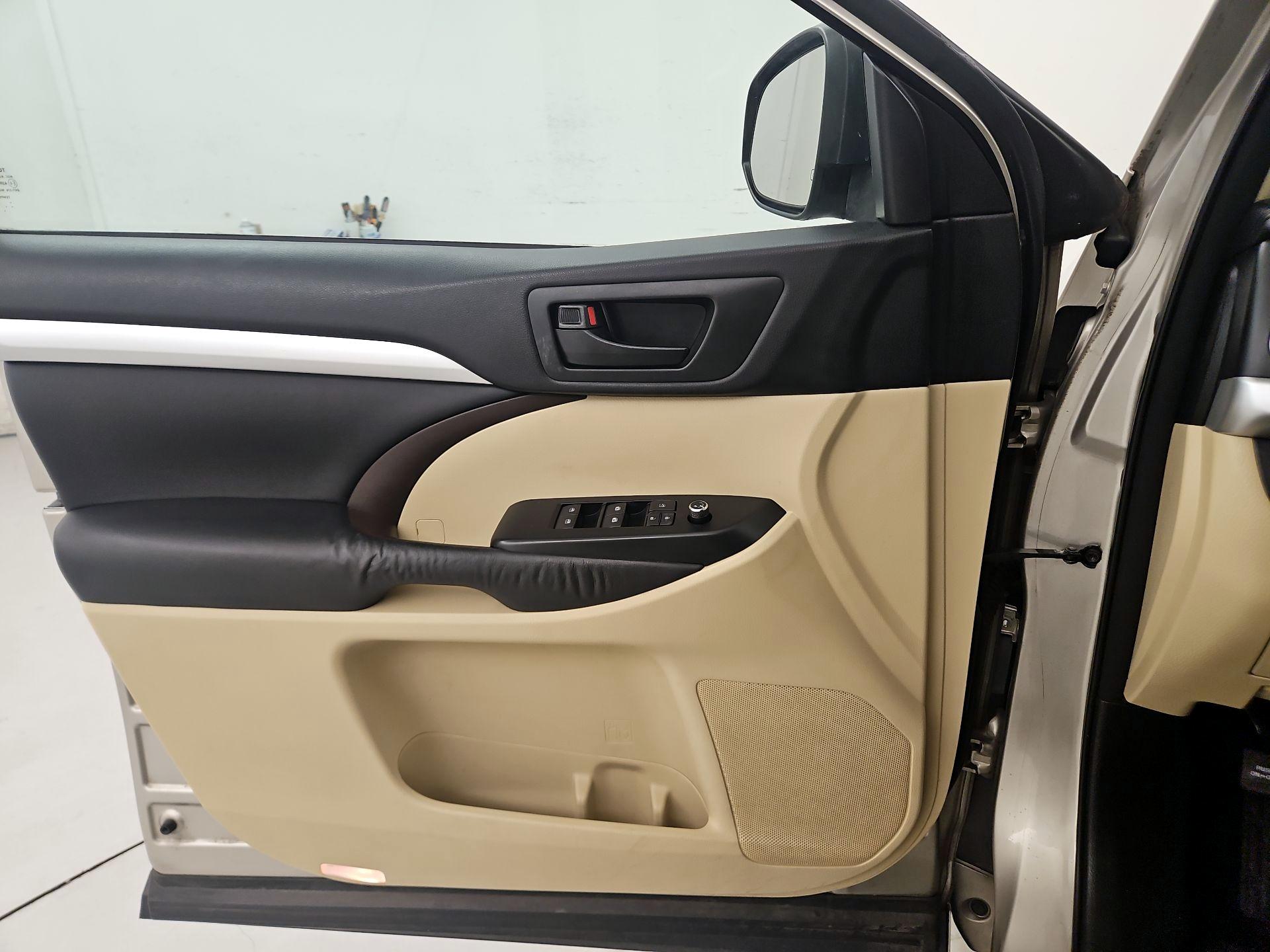 Thumbnail: 2015 Toyota Highlander - 12