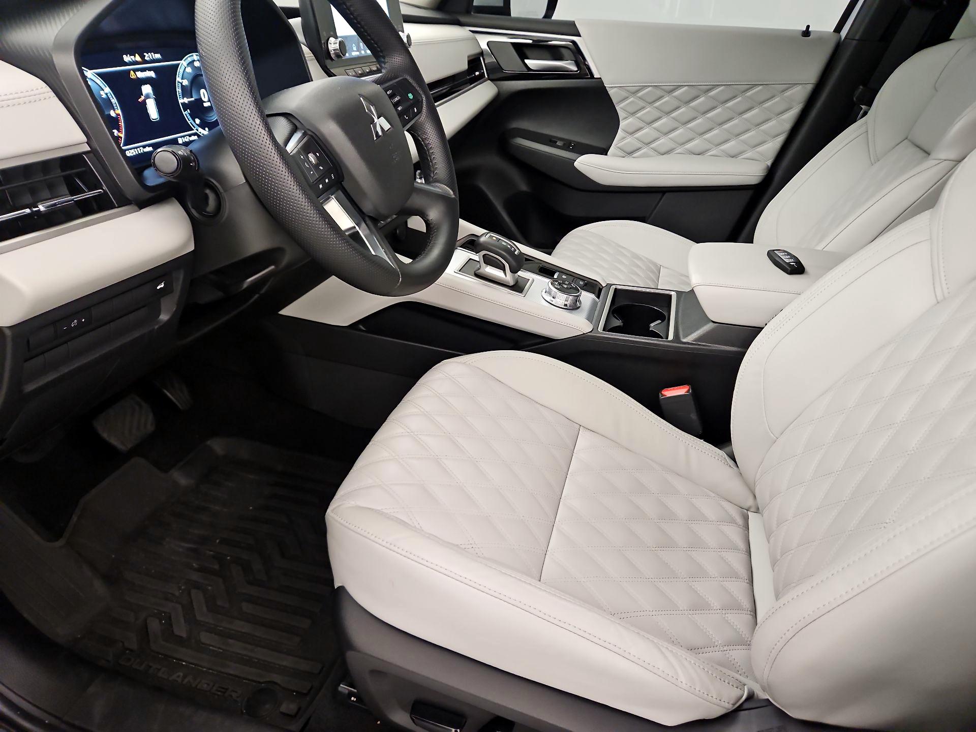 Thumbnail: 2024 Mitsubishi Outlander - 11
