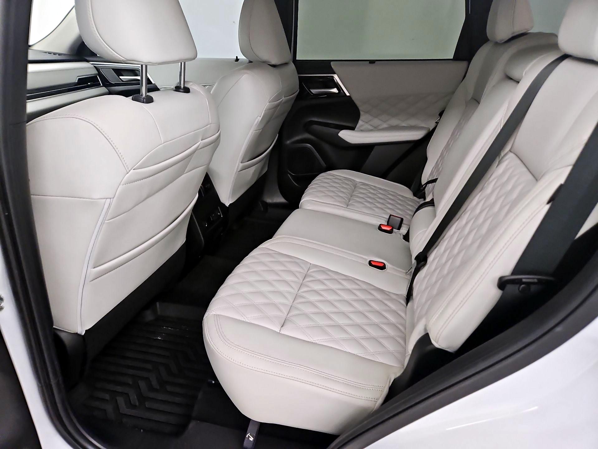 Thumbnail: 2024 Mitsubishi Outlander - 20