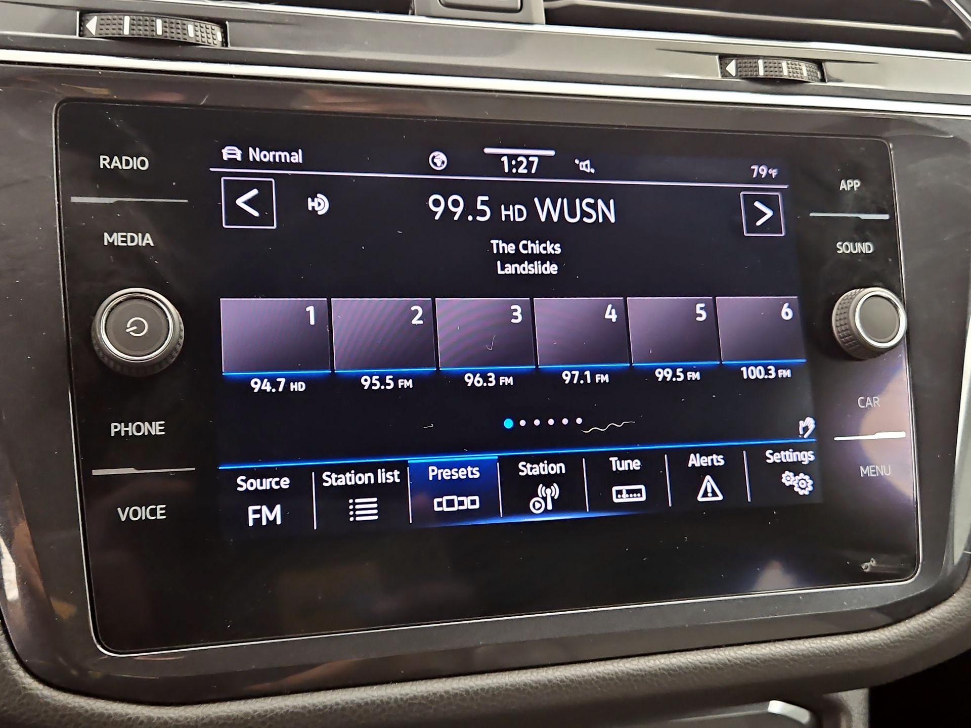 Thumbnail: 2021 Volkswagen Tiguan - 15