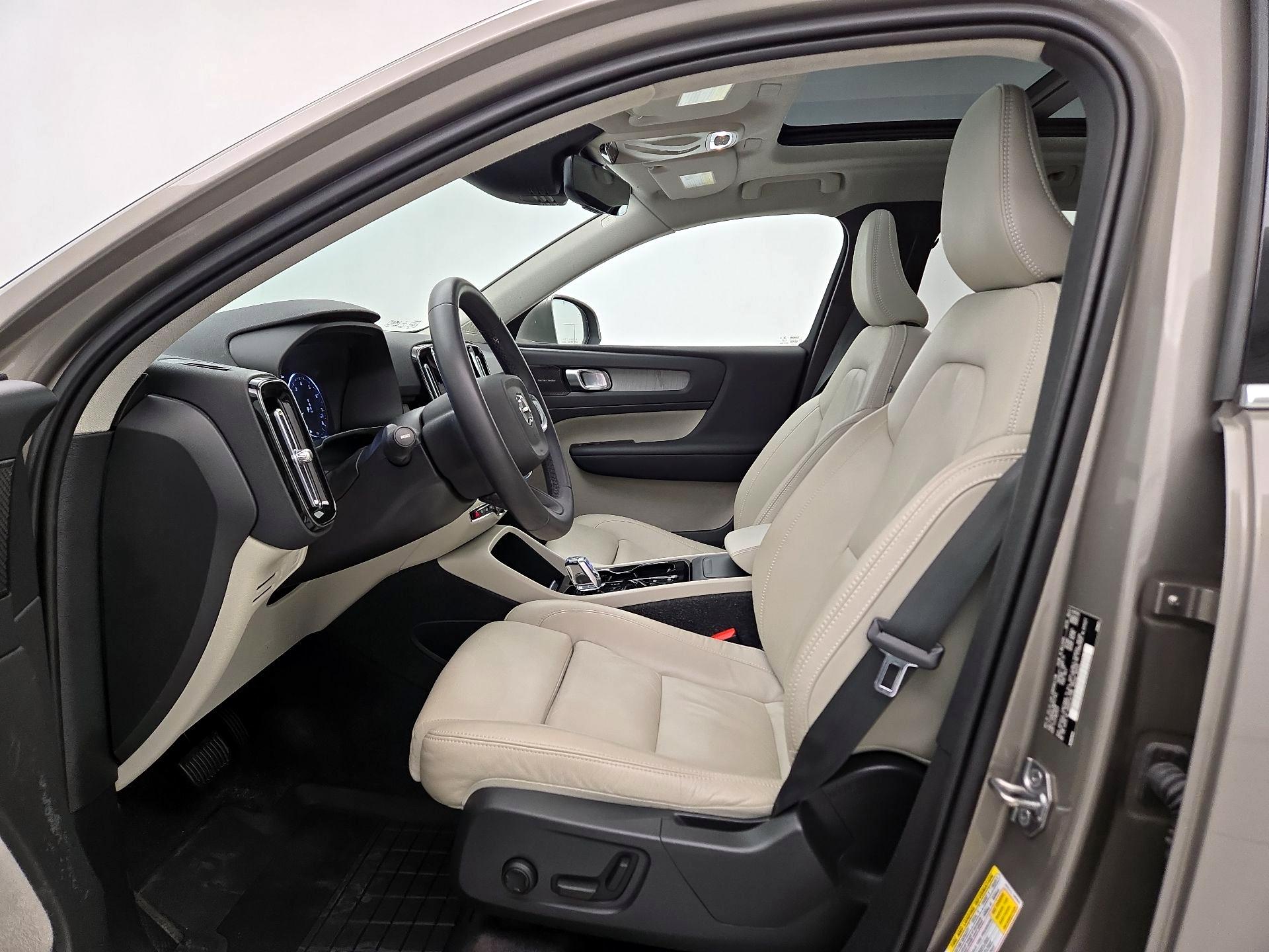 Thumbnail: 2022 Volvo XC40 - 11