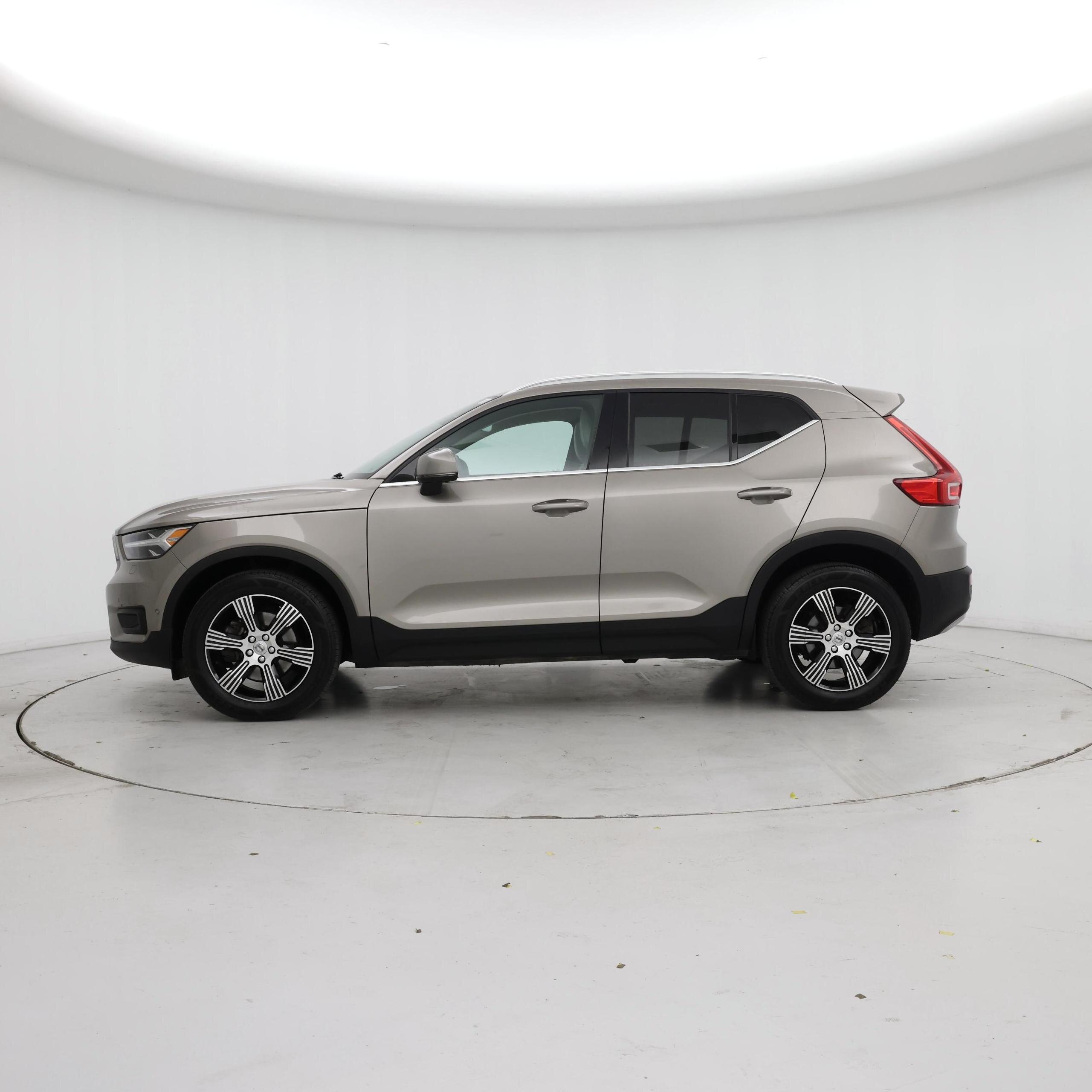 Thumbnail: 2022 Volvo XC40 - 3