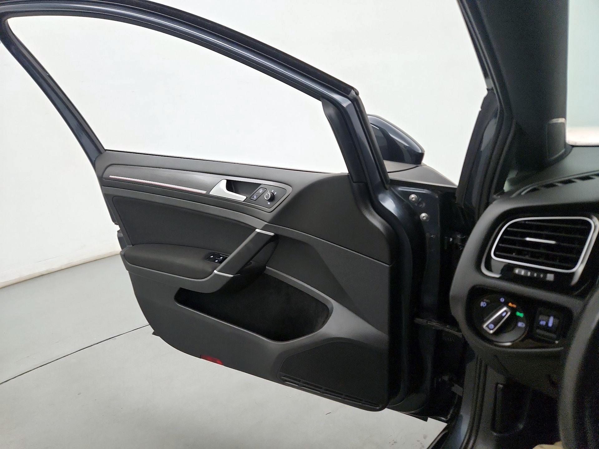 Thumbnail: 2020 Volkswagen Golf - 12