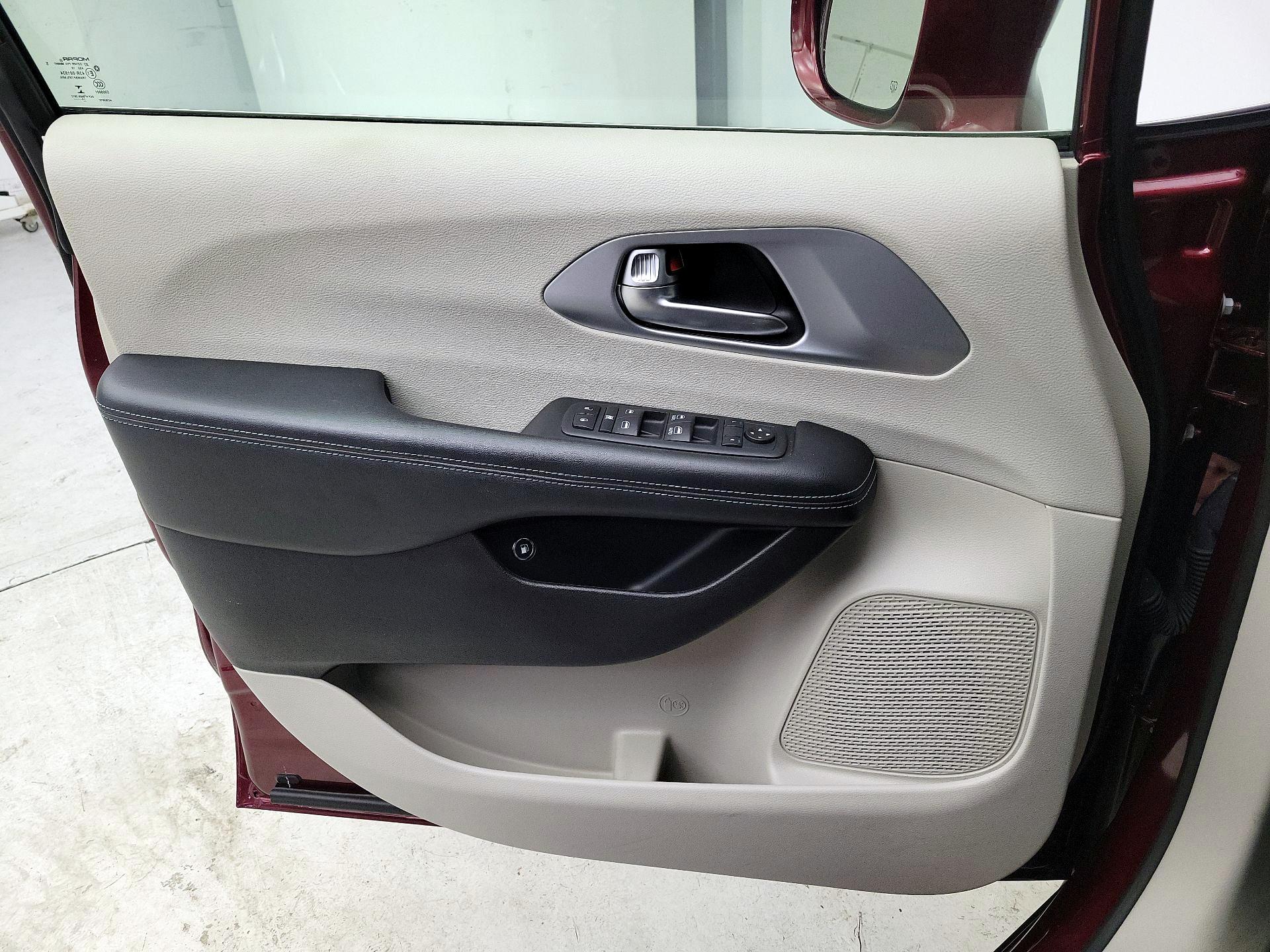 Thumbnail: 2020 Chrysler Pacifica - 12