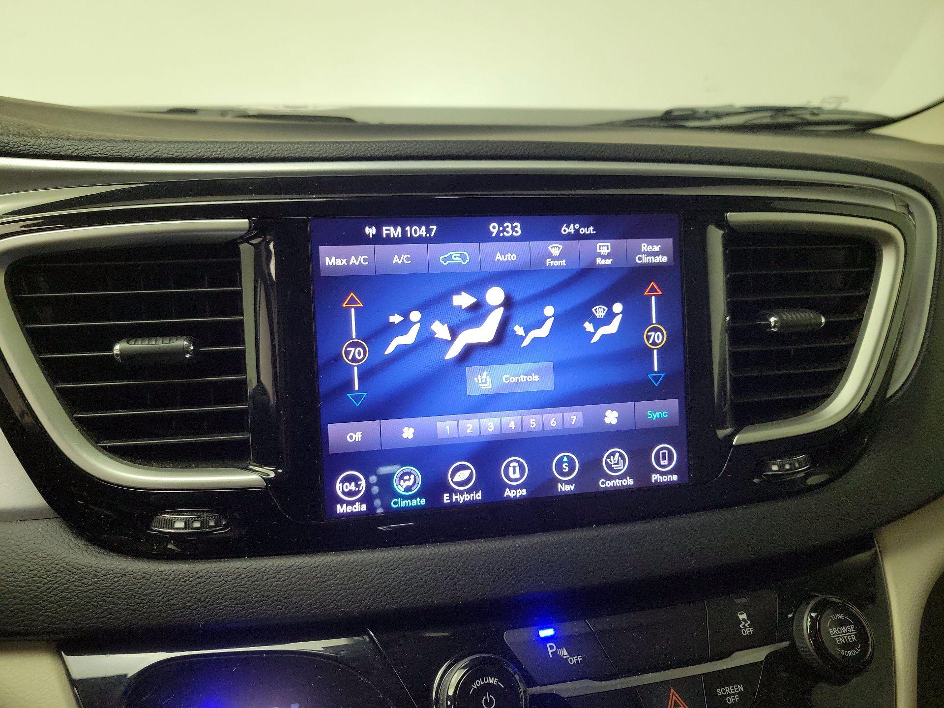 Thumbnail: 2020 Chrysler Pacifica - 17