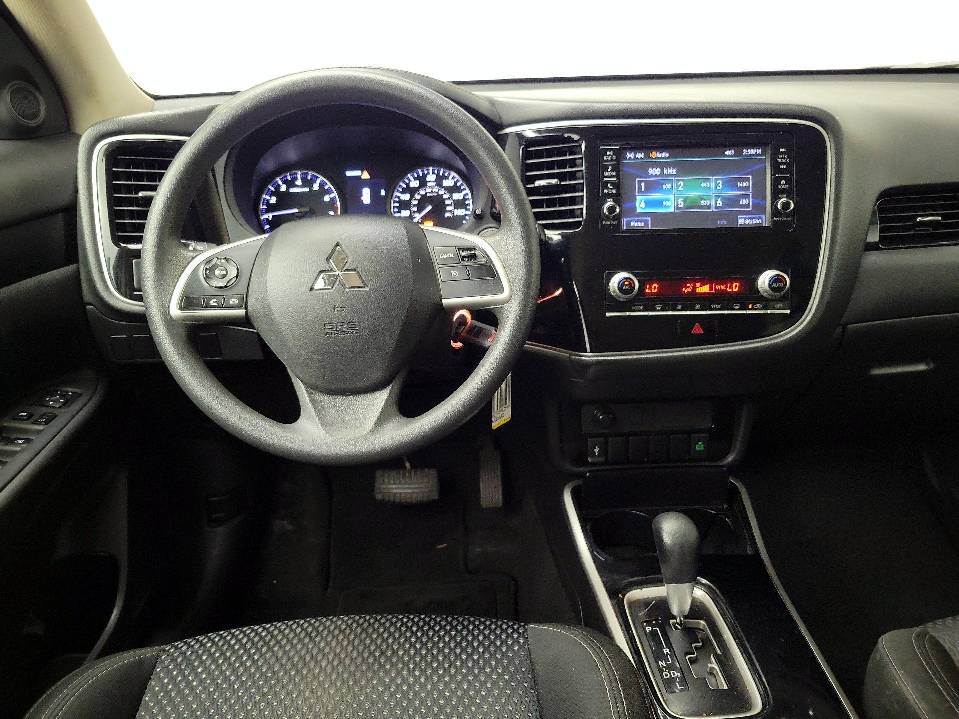 Thumbnail: 2020 Mitsubishi Outlander - 10