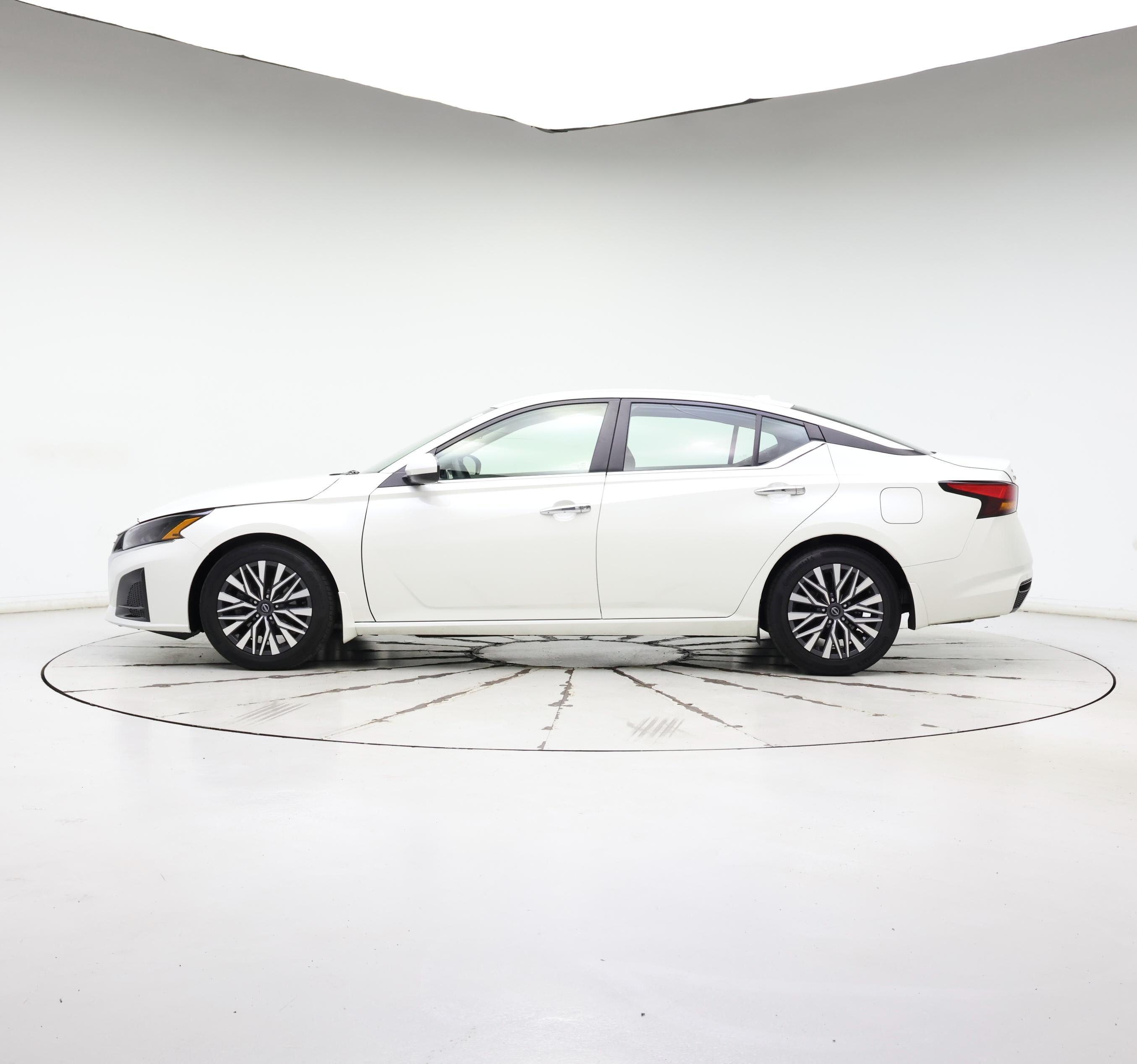 Thumbnail: 2023 Nissan Altima - 3