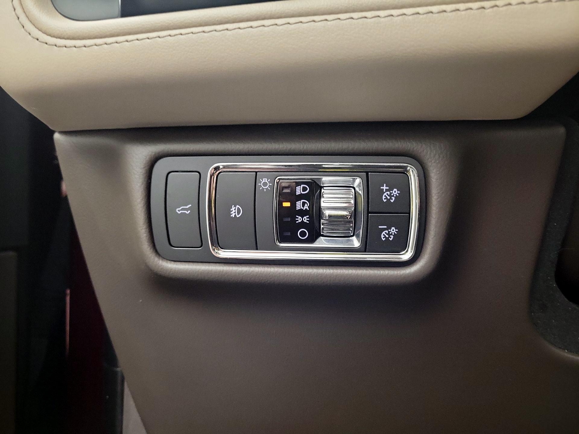 Thumbnail: 2021 Lincoln Aviator - 11