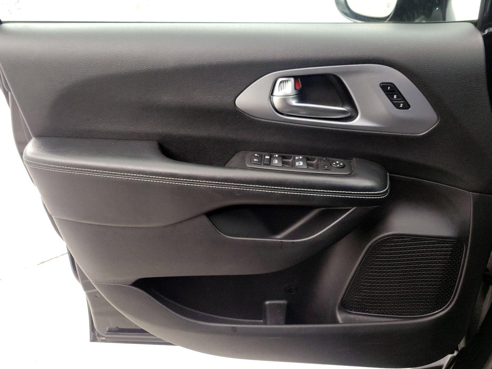 Thumbnail: 2021 Chrysler Pacifica - 12