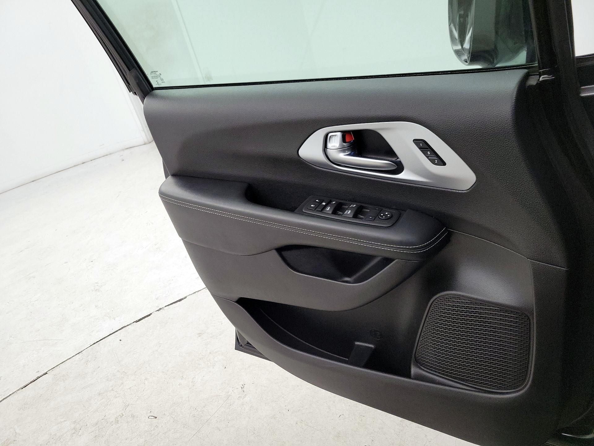 Thumbnail: 2021 Chrysler Pacifica - 12