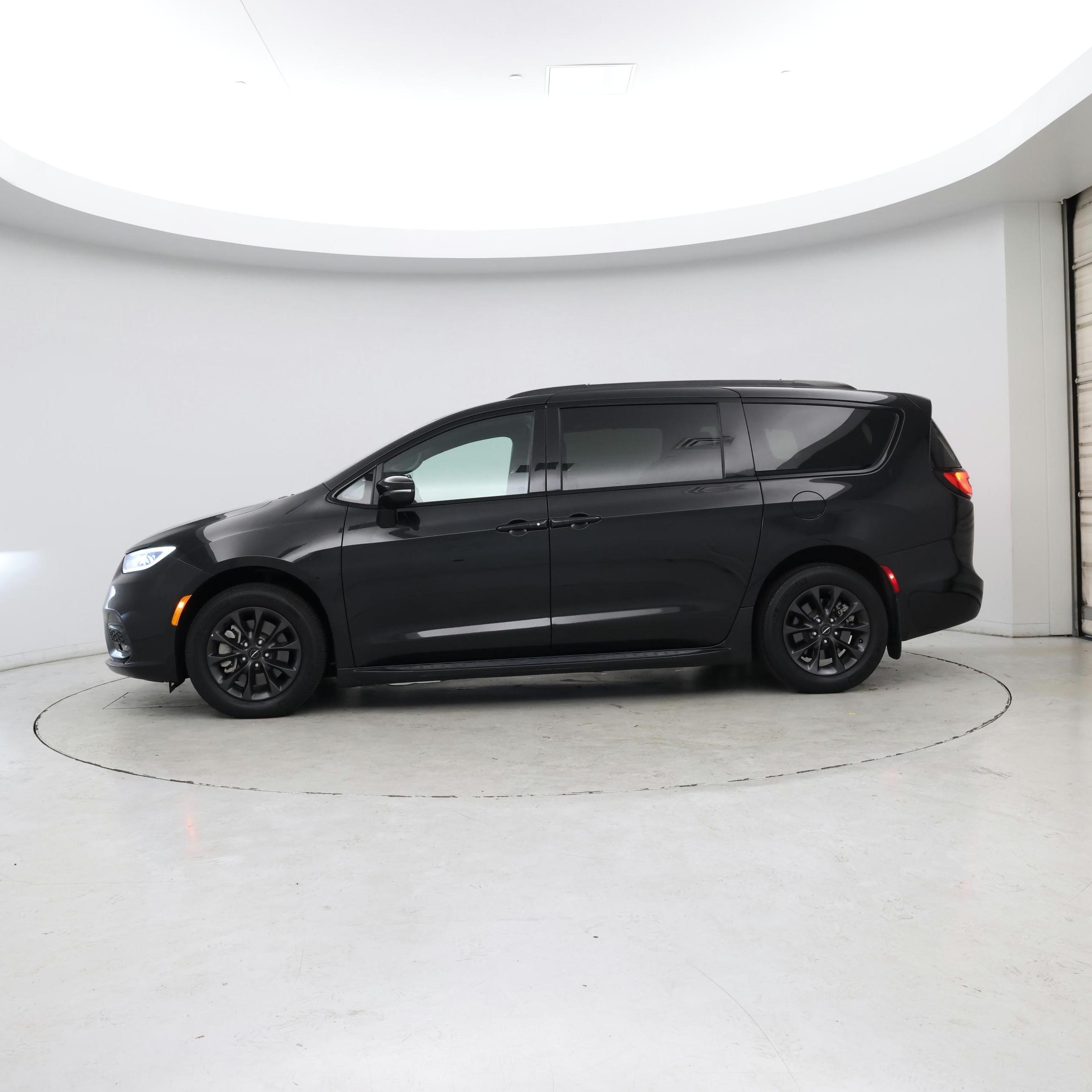 Thumbnail: 2021 Chrysler Pacifica - 3
