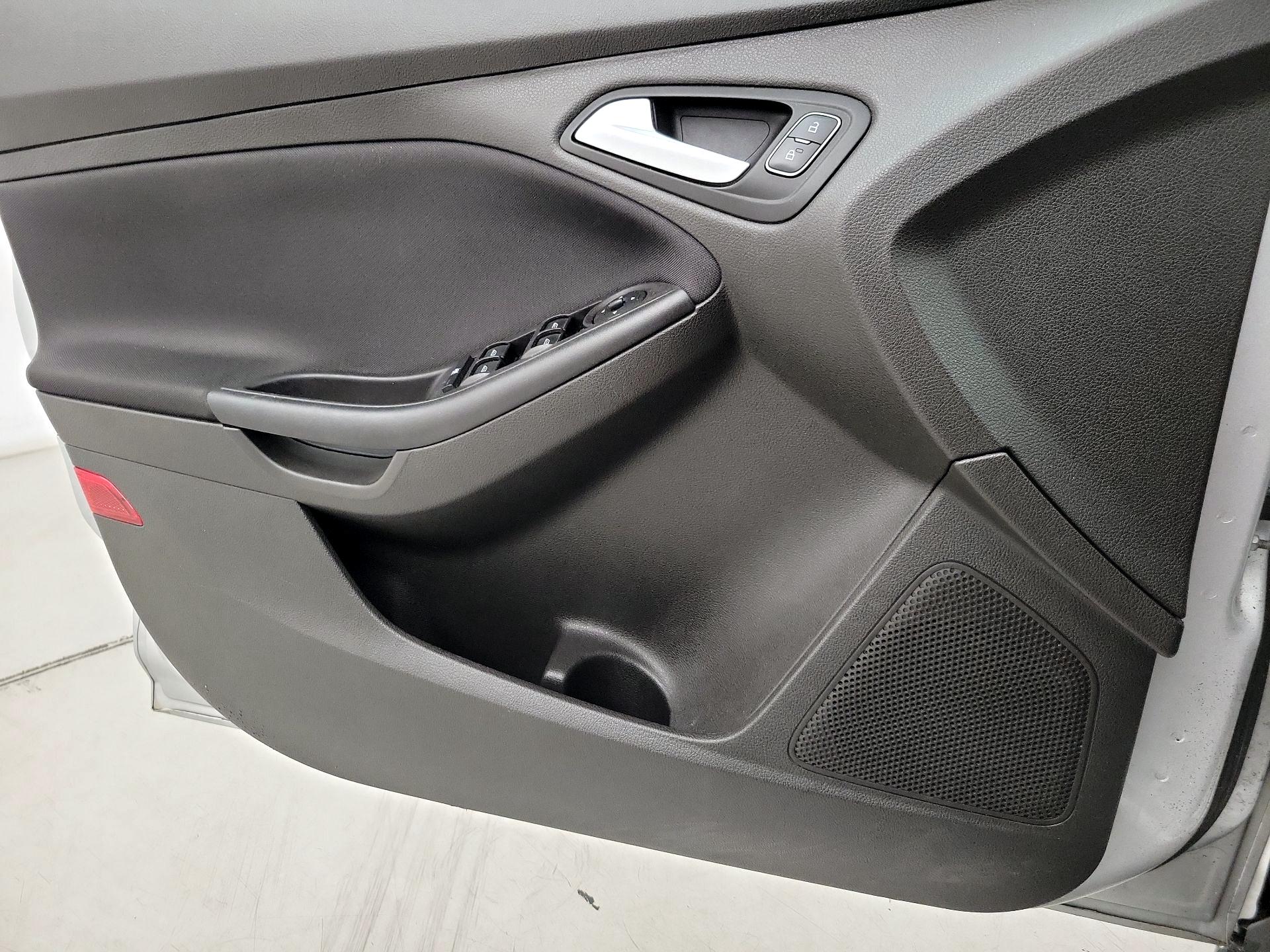 Thumbnail: 2016 Ford Focus - 12